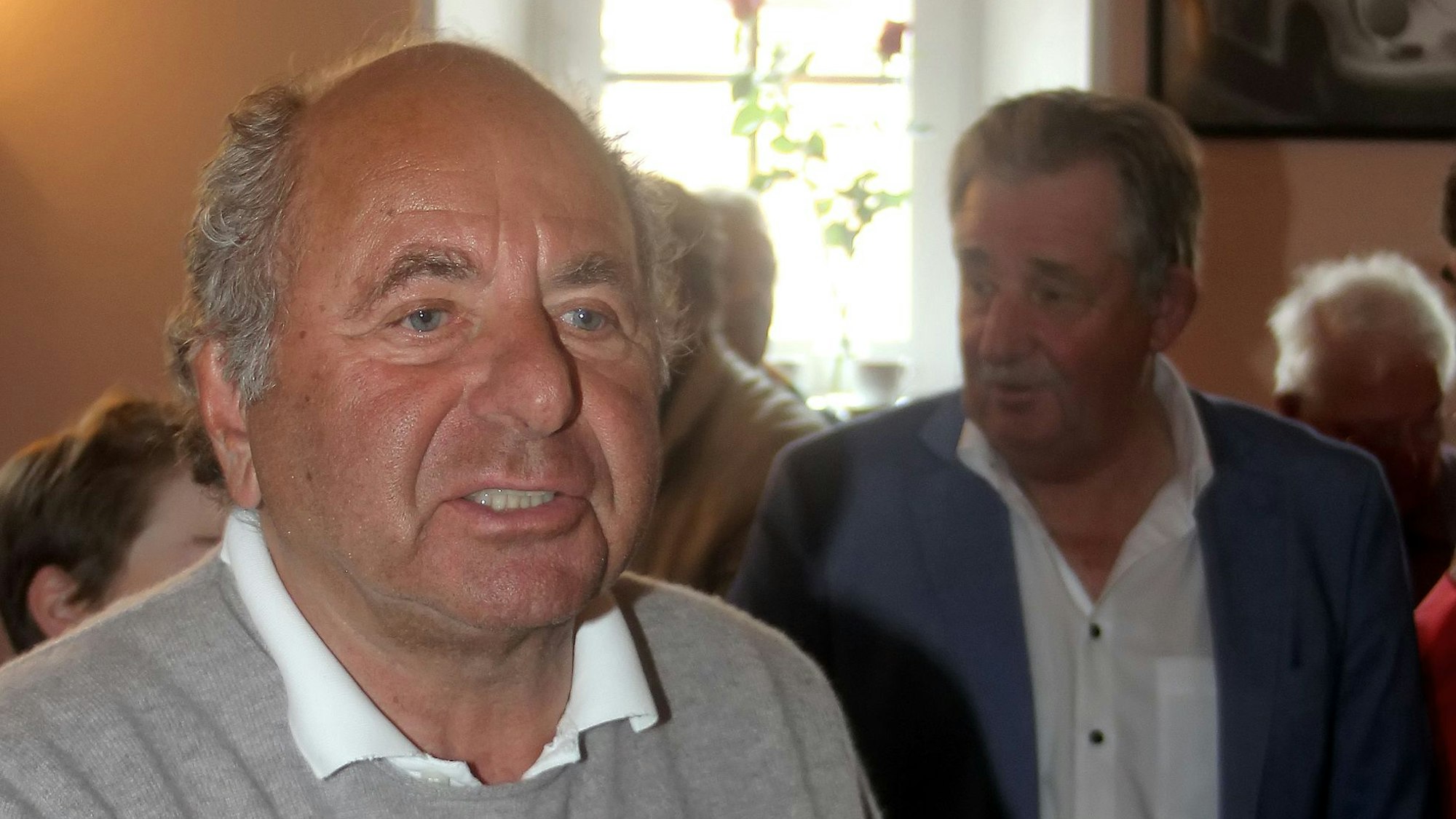 Der frühere Tourenwagen-Weltmeister Klaus Ludwig schrieb in Kerpen fleißig Autogramme.