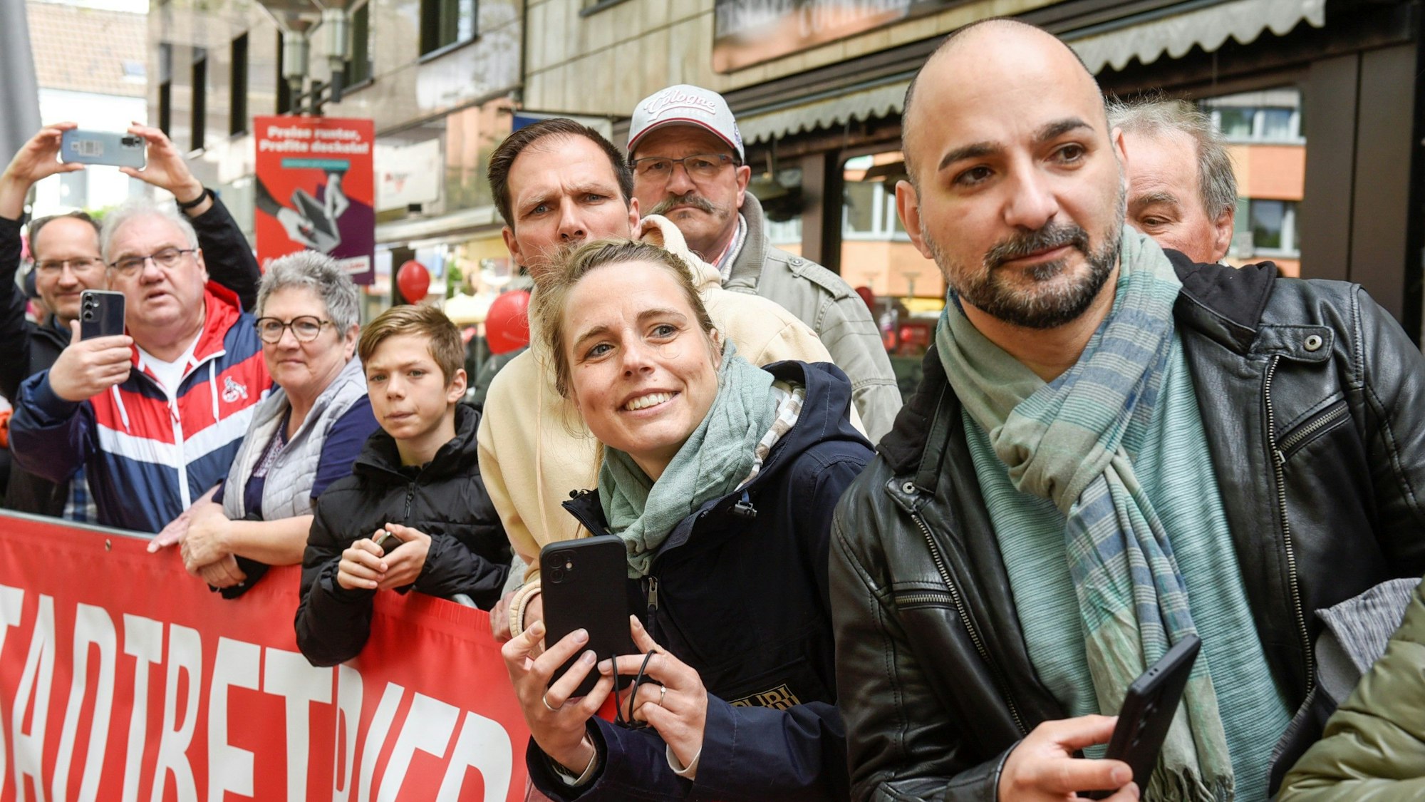 Auf dem Bild sind Eltern zu sehen, die ihre Kinder beobachten.
