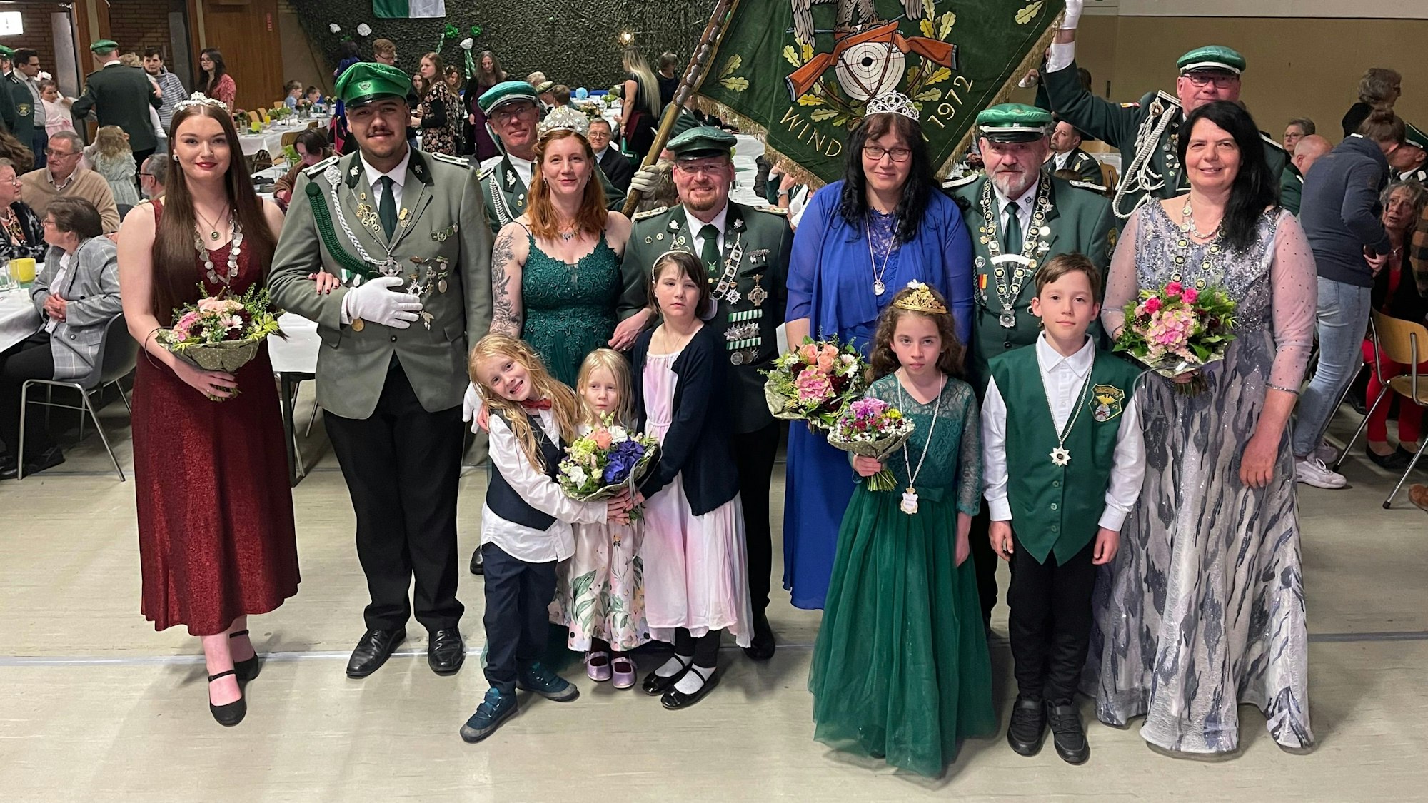 Das Foto zeigt die neuen Schützenmajestäten aus Windhagen.