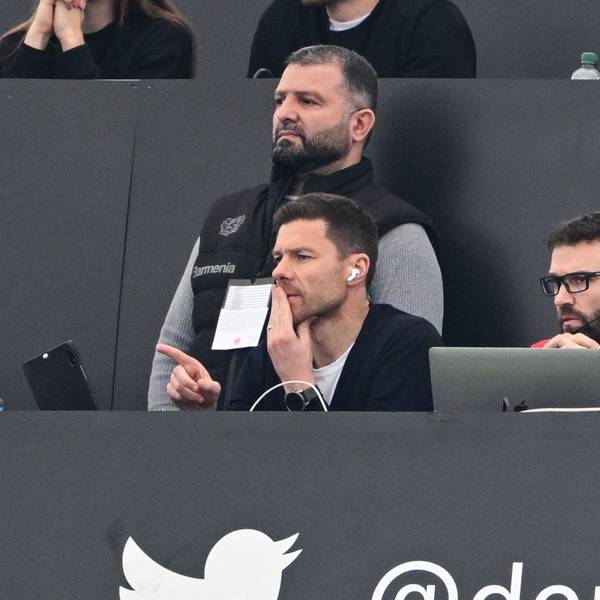 Leverkusens Cheftrainer Xabi Alonso musste gelbgesperrt auf der Frankfurter Presstribüne Platz nehmen.