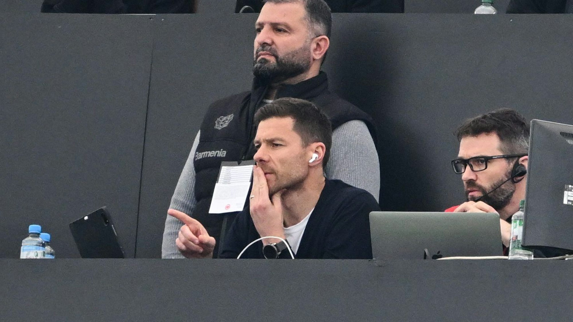 Leverkusens Cheftrainer Xabi Alonso musste gelbgesperrt auf der Frankfurter Presstribüne Platz nehmen.