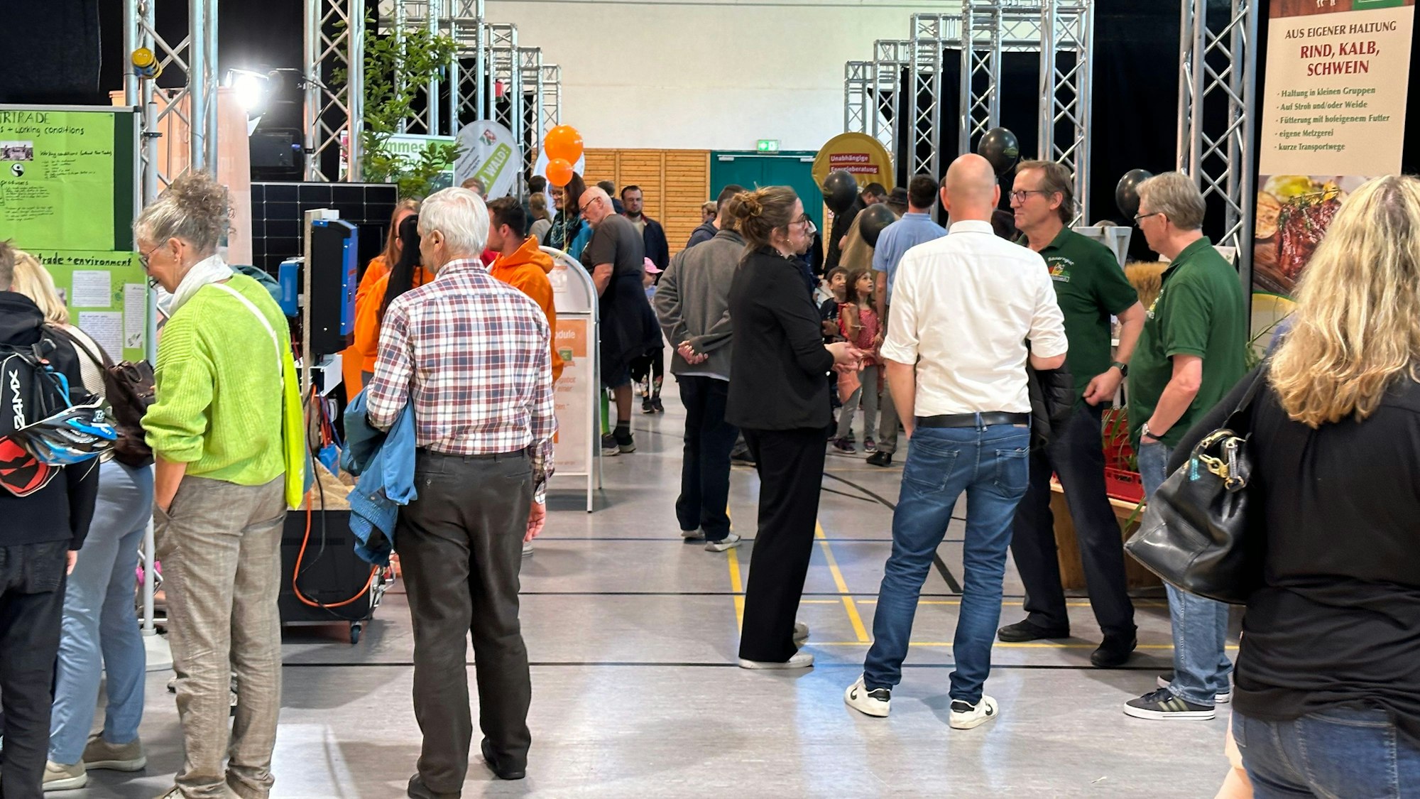 Menschen stehen an den Infoständen auf der Nachhaltigkeits- und Mobilitätsmesse in der Jabachhalle in Lohmar.