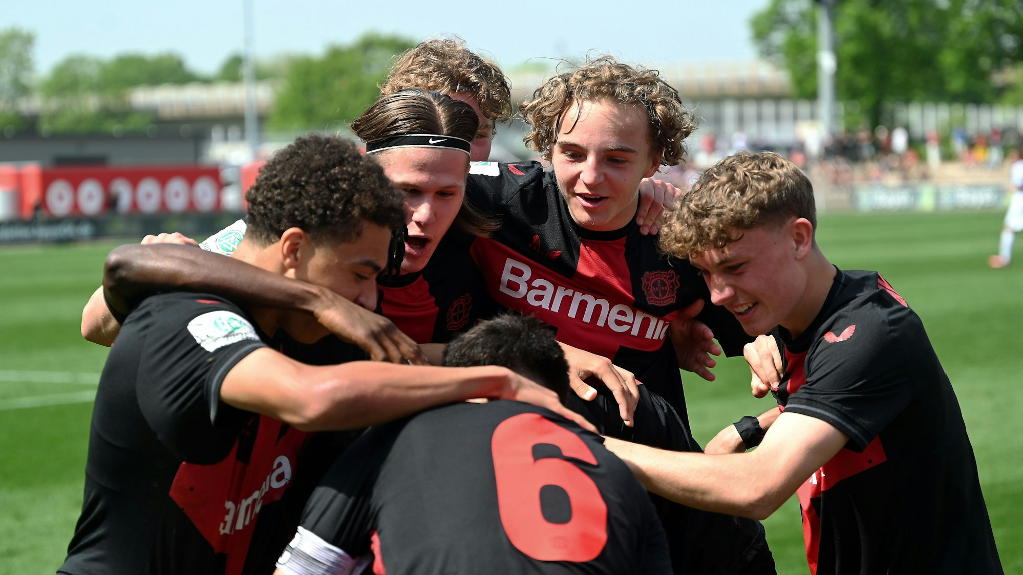 01.05.2024, Fussball-B-Junioren-Bayer 04-Frankfurt
Jubel bei Bayer nach dem 2:0 durch Francesco Brawo (6)
Foto: Uli Herhaus