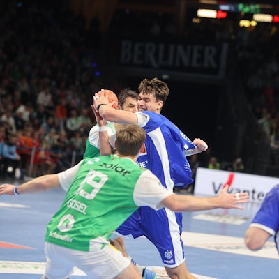 Julian Köster versucht, sich gegen die VfL-Abwehr durchzusetzen, am Kreis erwartet Kristjan Horzen das Anspiel.