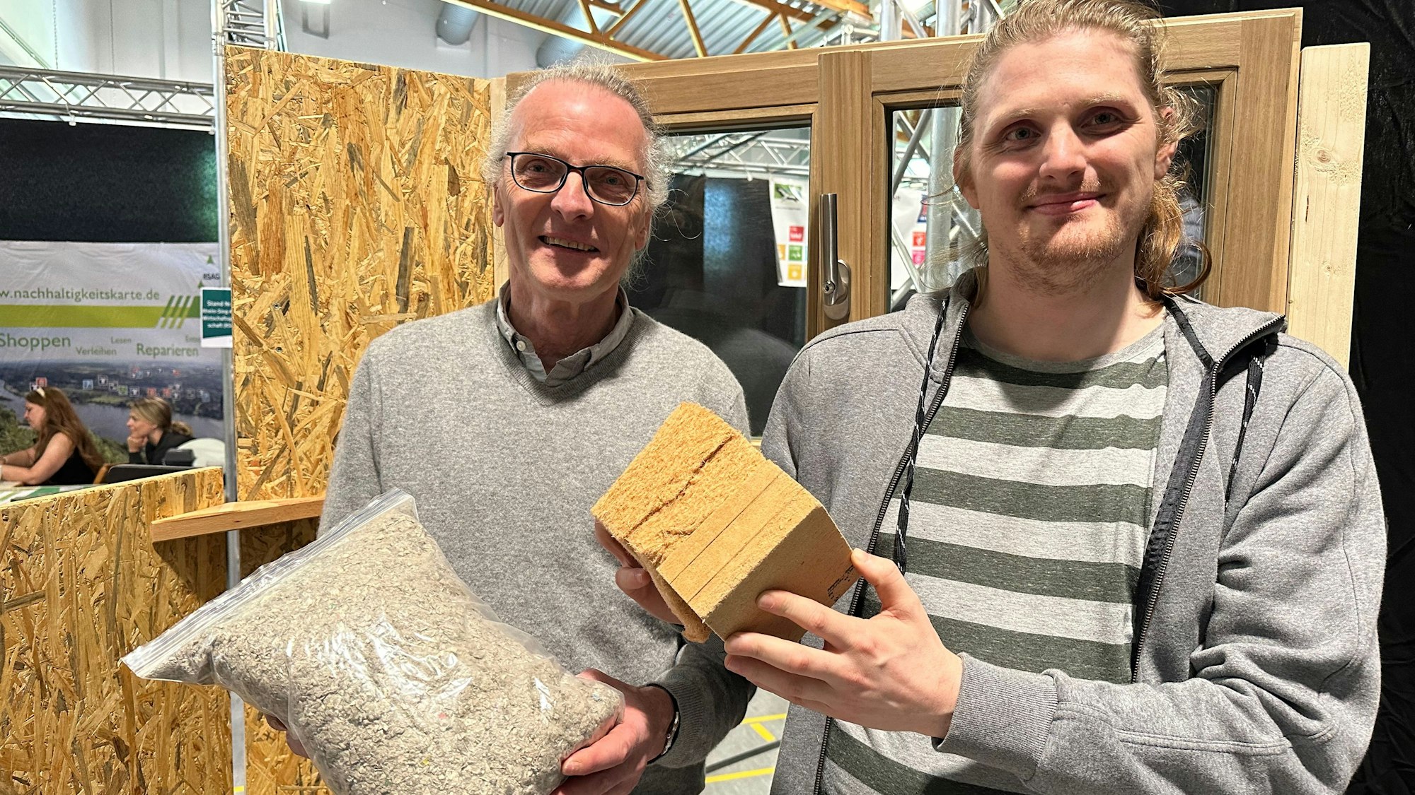 Claus (links) und Julian Schäfer sind Schreinermeister und zeigen Dämmstoffe für die Hauswand auf der Nachhaltigkeits- und Mobilitätsmesse in Lohmar.