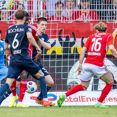 Union Berlins Benedict Hollerbach (r.) trifft zum 3:4 gegen den VfL Bochum.