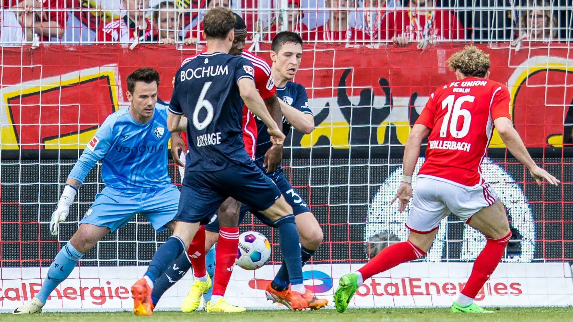 Union Berlins Benedict Hollerbach (r.) trifft zum 3:4 gegen den VfL Bochum.