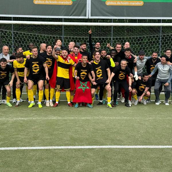 Die Mannschaft von Eintracht Hohkeppel hat sich im Tor aufgestellt und bejubelt den Meistertitel.