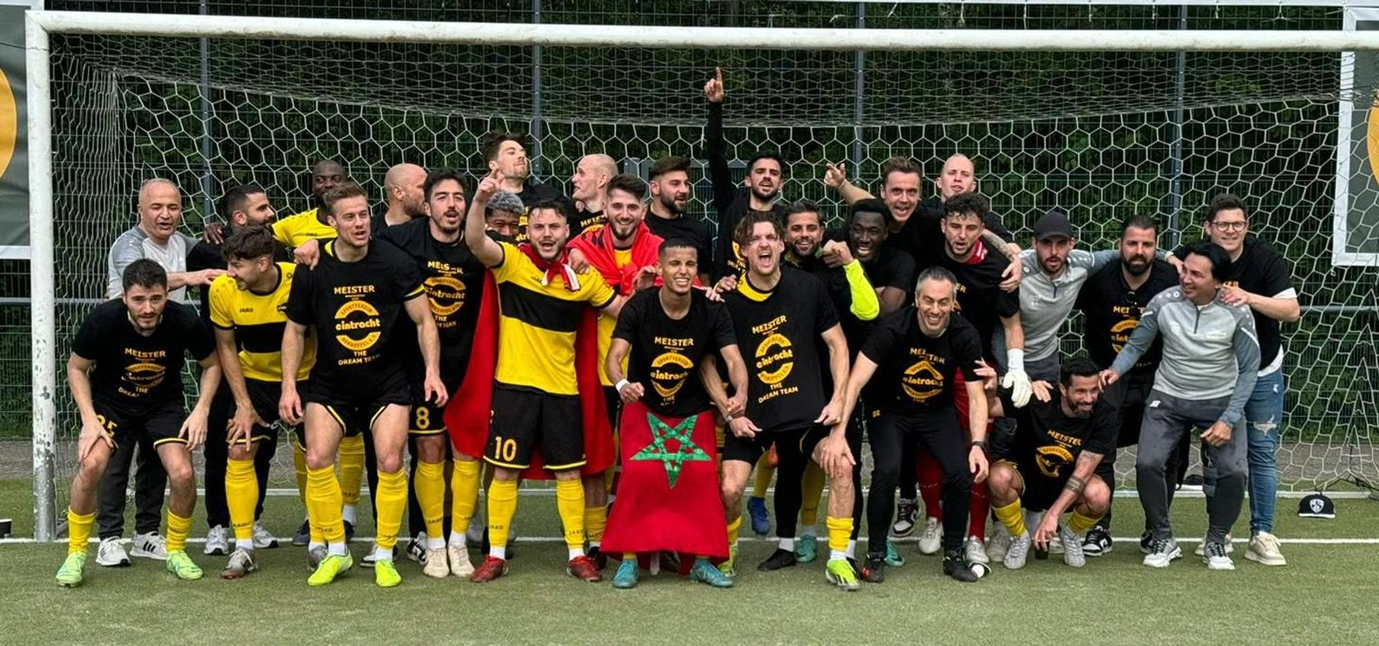 Die Mannschaft von Eintracht Hohkeppel hat sich im Tor aufgestellt und bejubelt den Meistertitel.