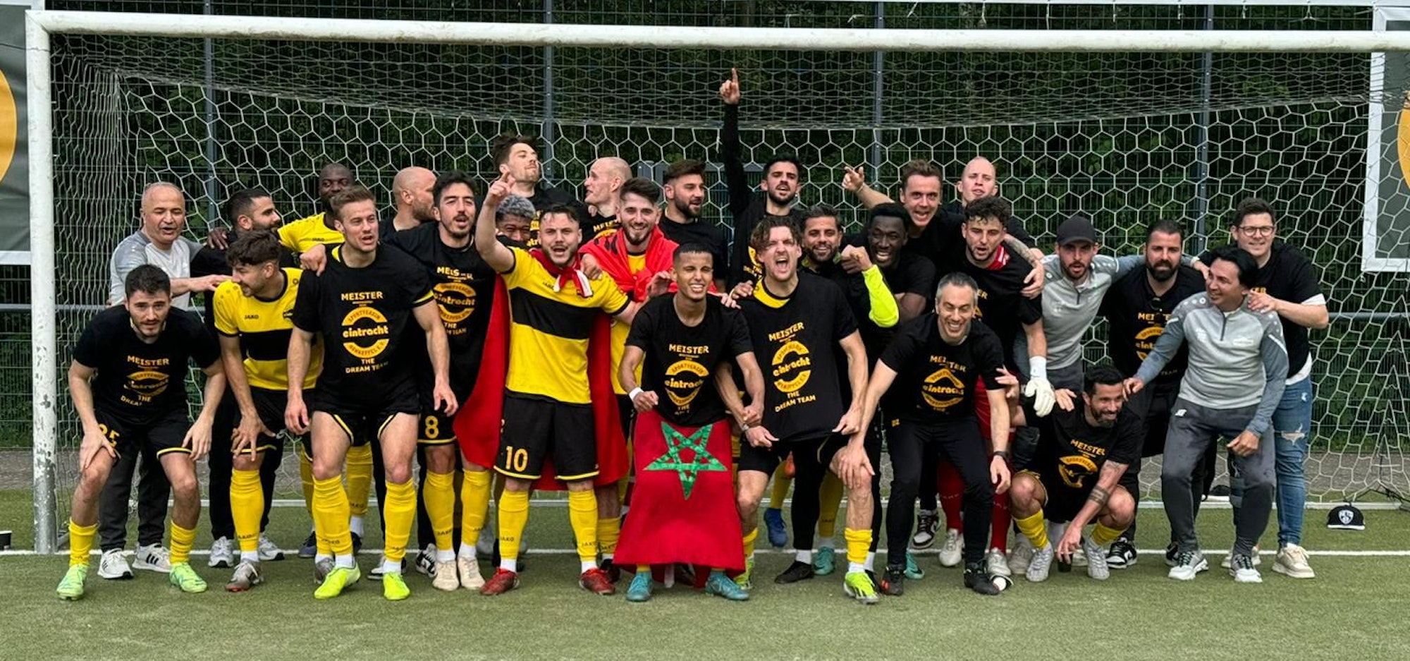 Die Mannschaft von Eintracht Hohkeppel hat sich im Tor aufgestellt und bejubelt den Meistertitel.