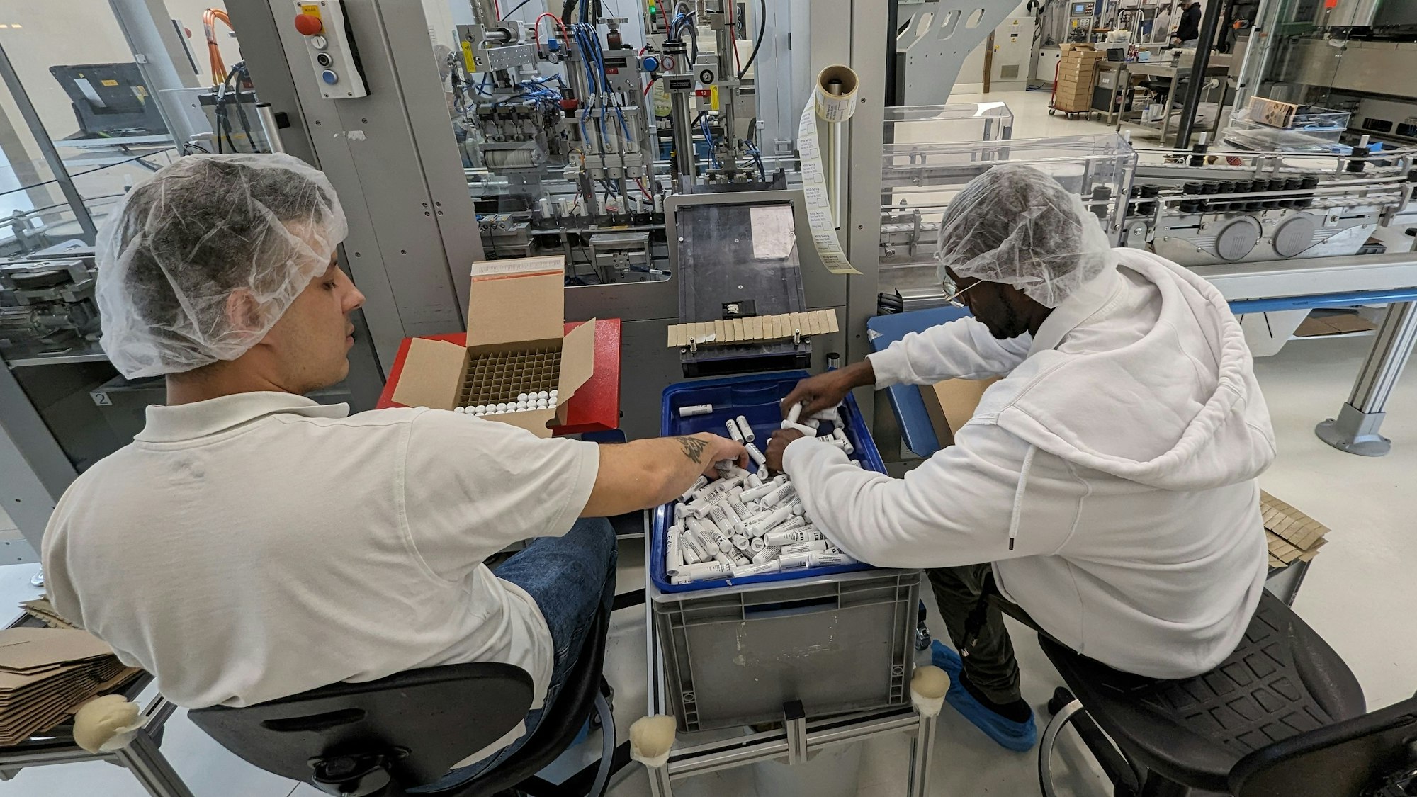 Auf dem Bild ist die Produktion von KHK Lipcare zu sehen.