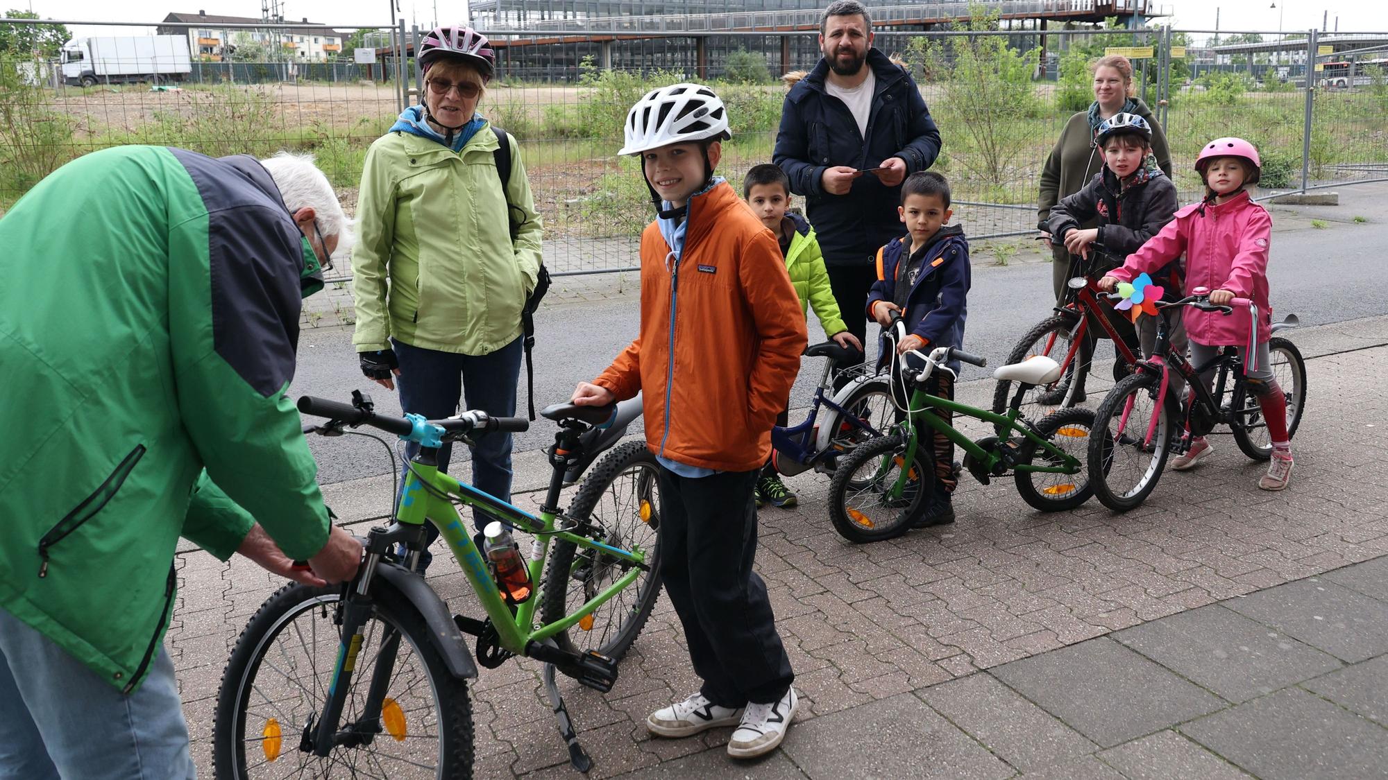 Fahrradreparaturwerkstatt des ADFC Opladen. Kunden warten auf die Reparatur der Kinderräder. Bernd Jüdt justiert die Bremsen.