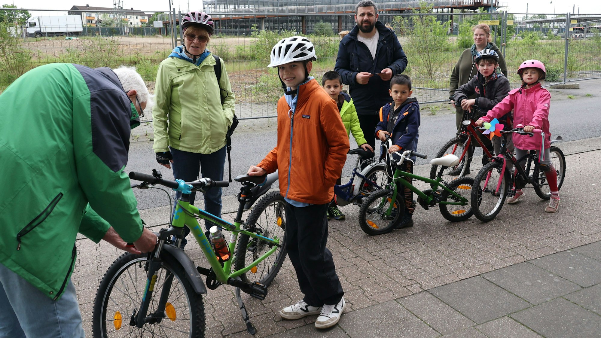 Fahrradreparaturwerkstatt des ADFC Opladen. Kunden warten auf die Reparatur der Kinderräder. Bernd Jüdt justiert die Bremsen.