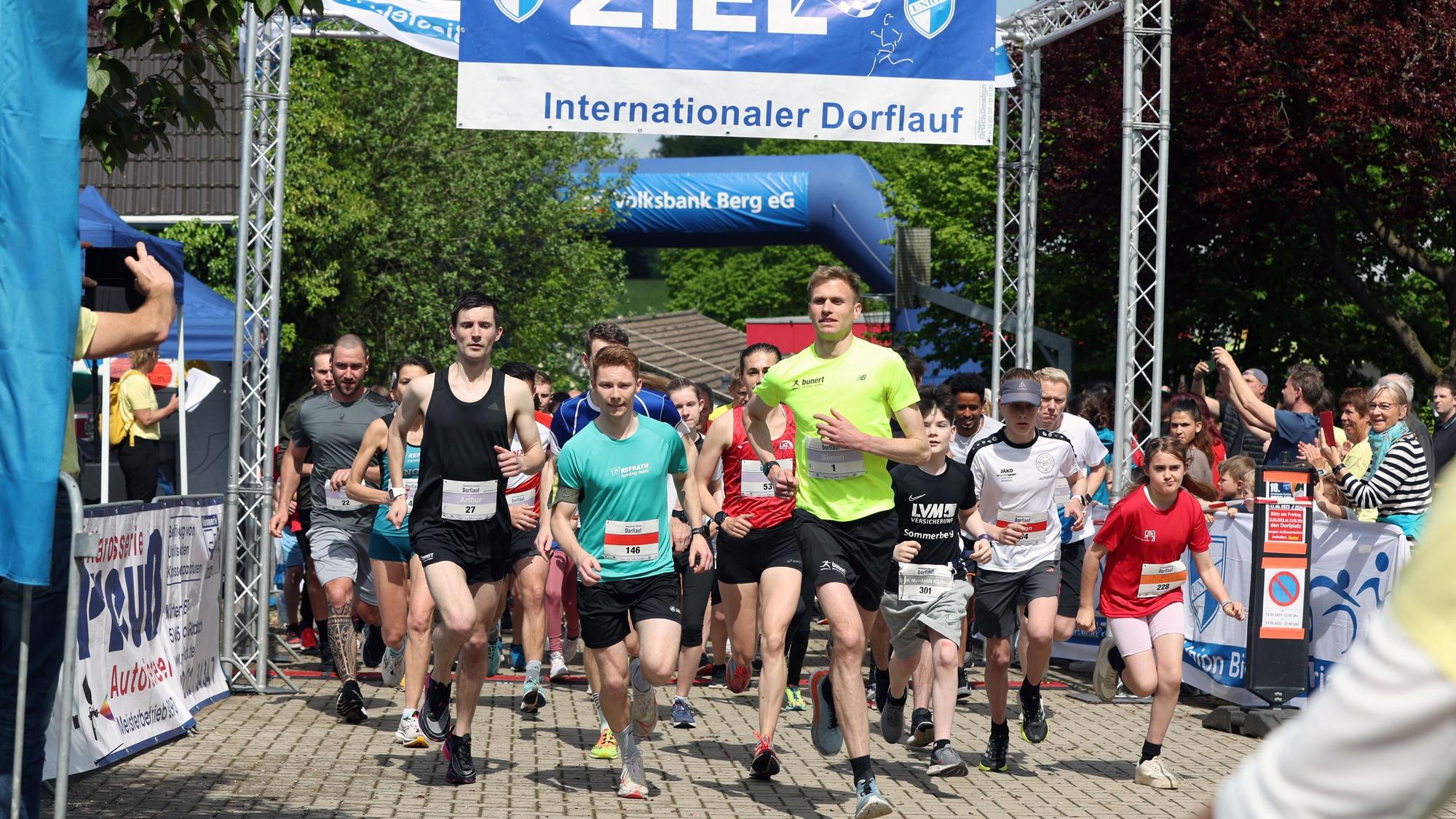 Das Foto zeigt den Start des Biesfelder Dorflaufs im Jahr 2023
