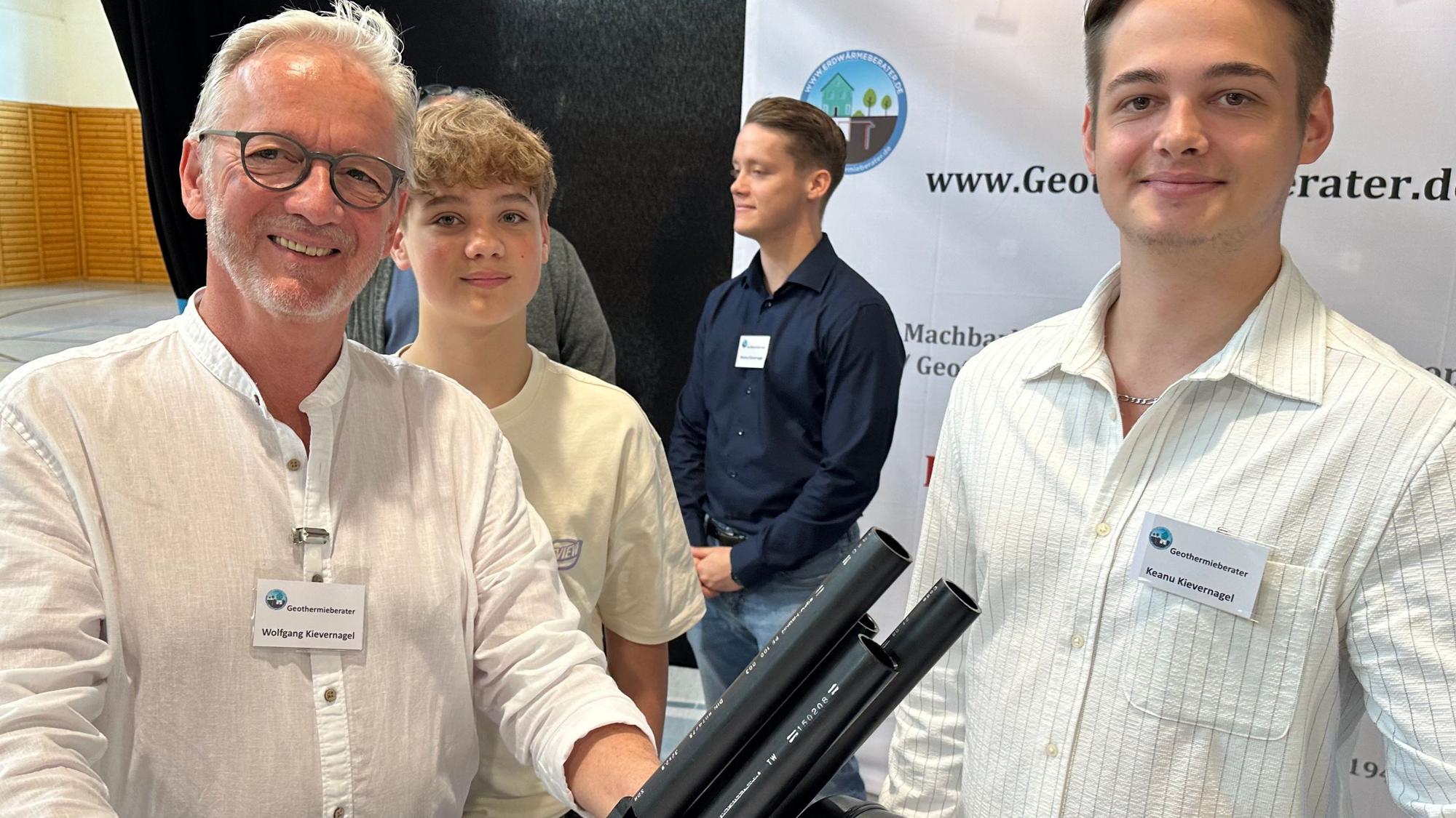Nachhaltigkeits- und Mobilitätsmesse Lohmar, Wolfgang Kievernagel ist Geothermieberater (l.) mit Büro in Troisdorf; rechts sein Sohn Keanu, der auch in der Firma mitarbeitet