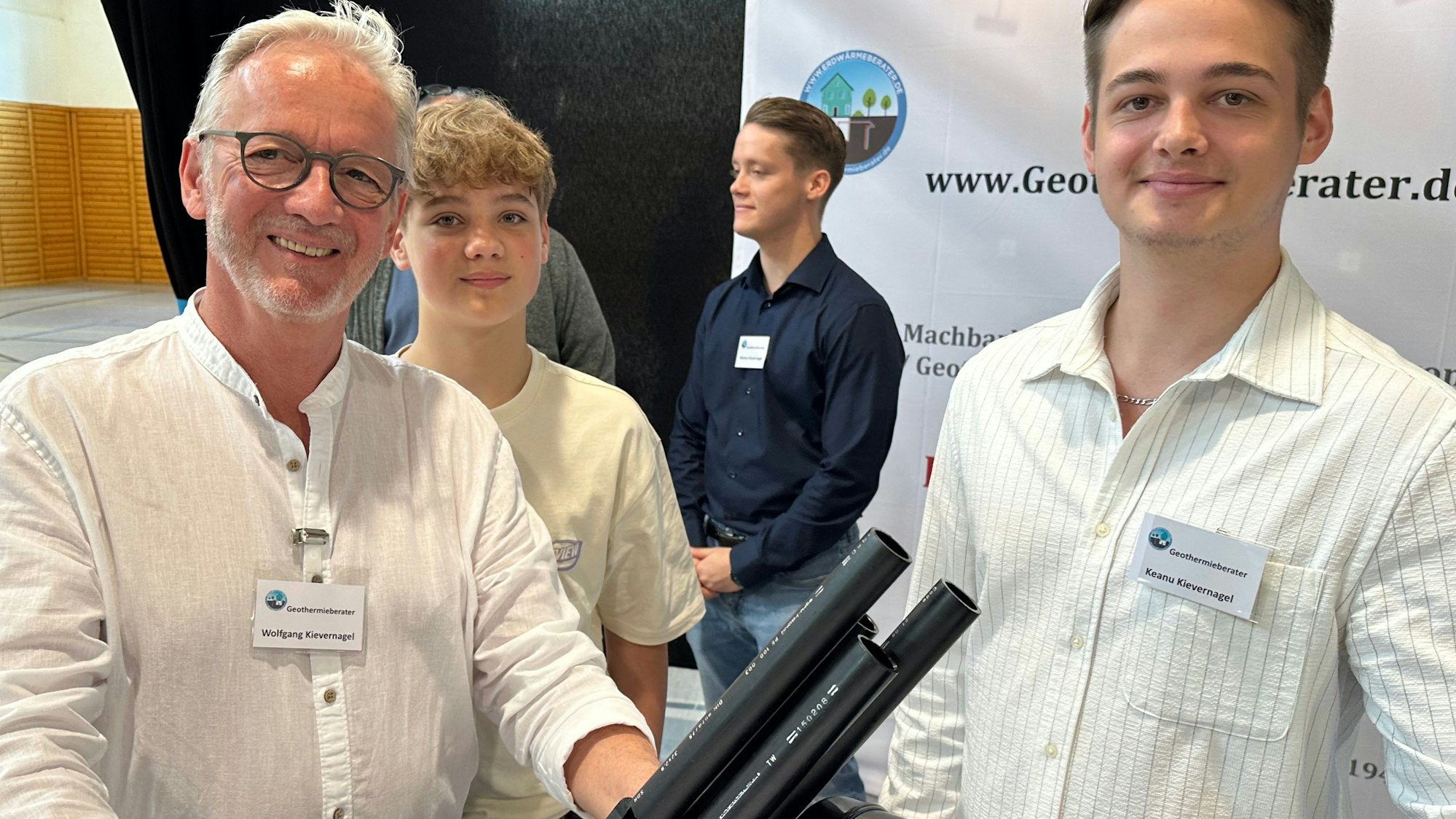 Nachhaltigkeits- und Mobilitätsmesse Lohmar, Wolfgang Kievernagel ist Geothermieberater (l.) mit Büro in Troisdorf; rechts sein Sohn Keanu, der auch in der Firma mitarbeitet