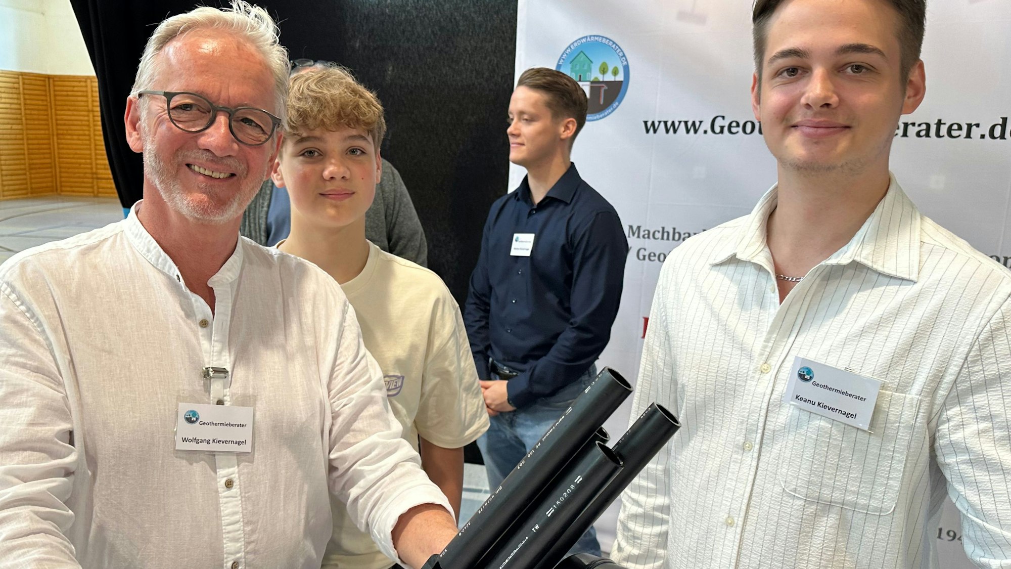 Nachhaltigkeits- und Mobilitätsmesse Lohmar, Wolfgang Kievernagel ist Geothermieberater (l.) mit Büro in Troisdorf; rechts sein Sohn Keanu, der auch in der Firma mitarbeitet