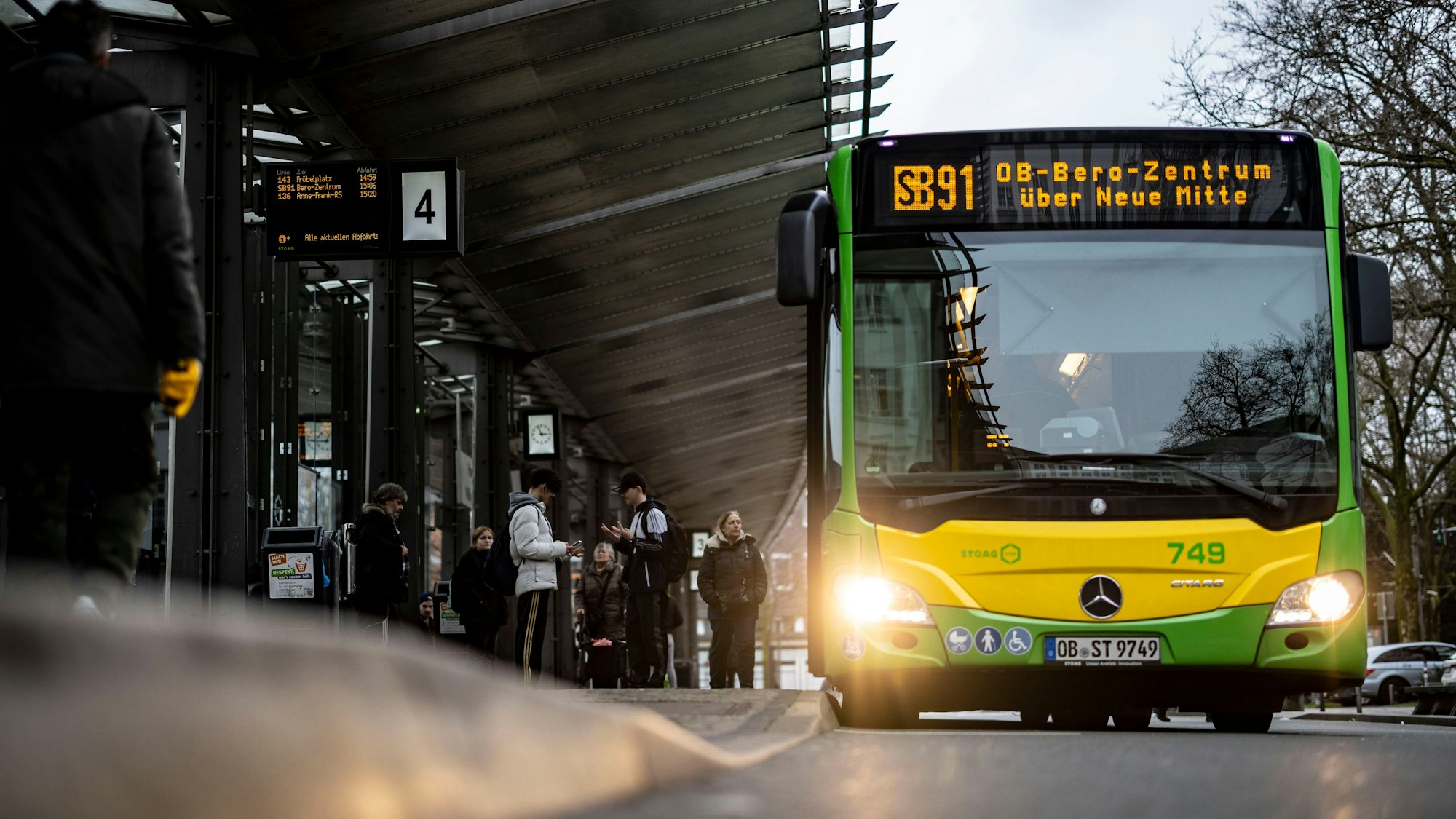 Ein Bus steht an Bahnsteig 4 am Busbahnhof in Oberhausen. (Archivbild)