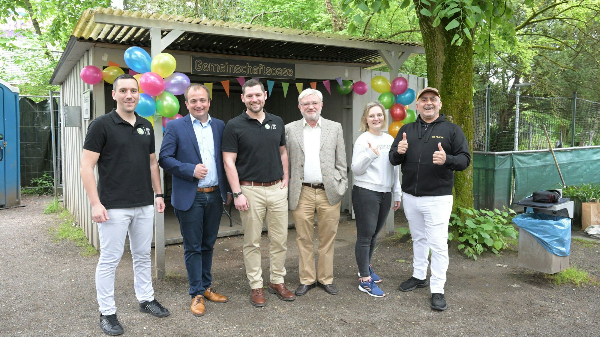 Vor der neuen Essensausgabe haben sich die sechs am Projekt Beteiligten aufgestellt.