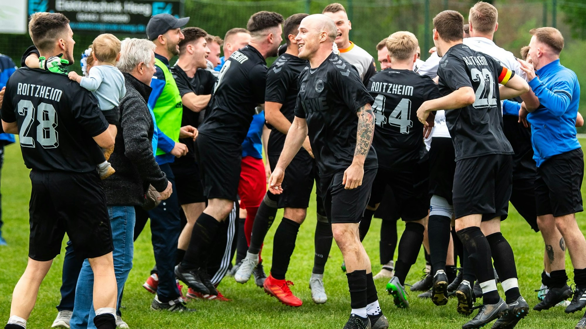 Die Roitzheimer bejubelten nach dem Schlusspfiff den Sieg in Sötenich.