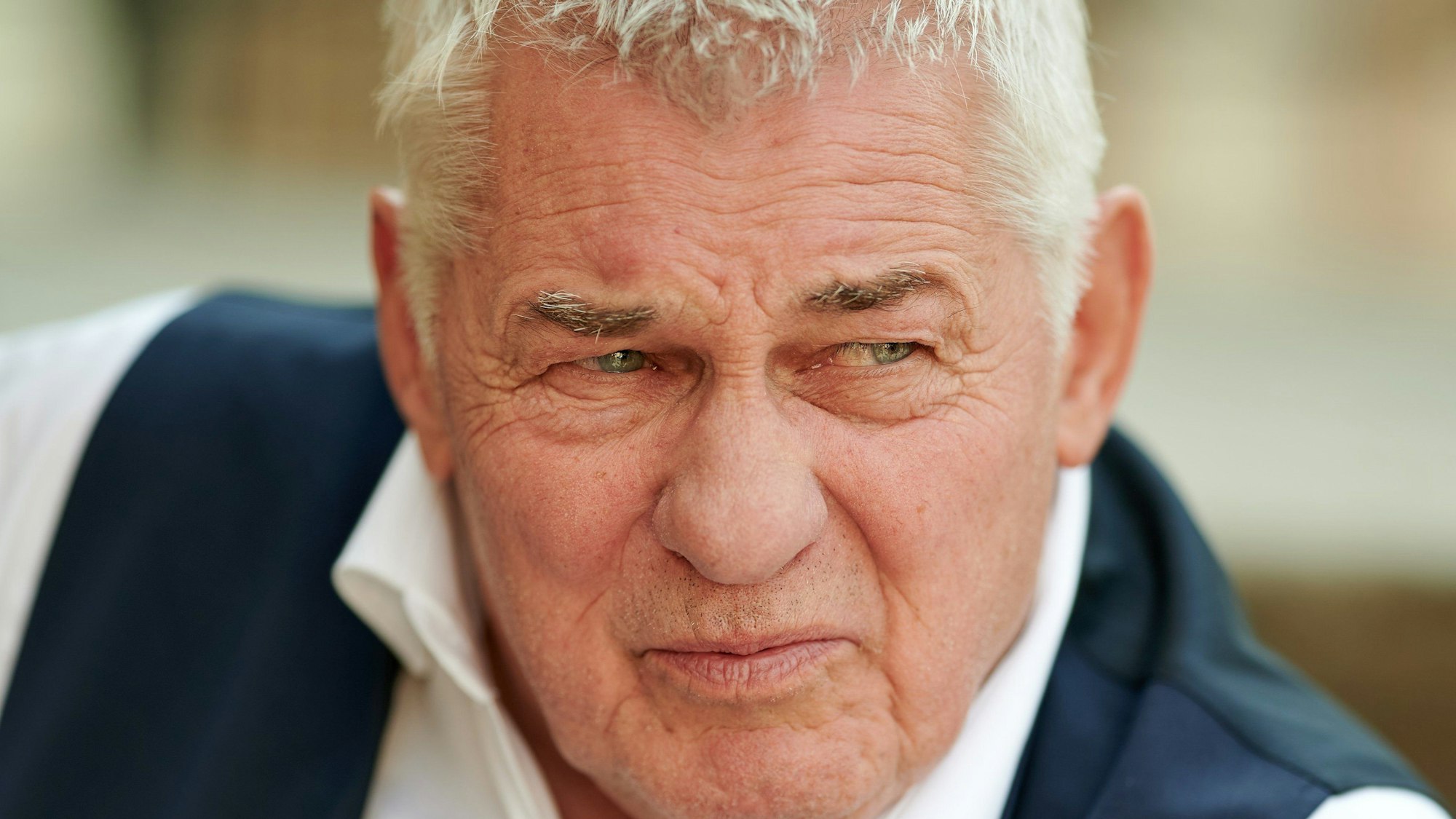 ARCHIV - 23.09.2020, Nordrhein-Westfalen, Bergisches Land Bei Köln: Schauspieler Heinz Hoenig bei einem Fototermin. Der 72 Jahre alte «Das Boot»-Star hat am 30.01.2024 überraschend die Reality-Show «Ich bin ein Star - Holt mich hier raus!» (RTL) verlassen. (zu dpa: «Management: Heinz Hoenig mit akutem Herzproblem im Krankenhaus») Foto: Henning Kaiser/dpa +++ dpa-Bildfunk +++