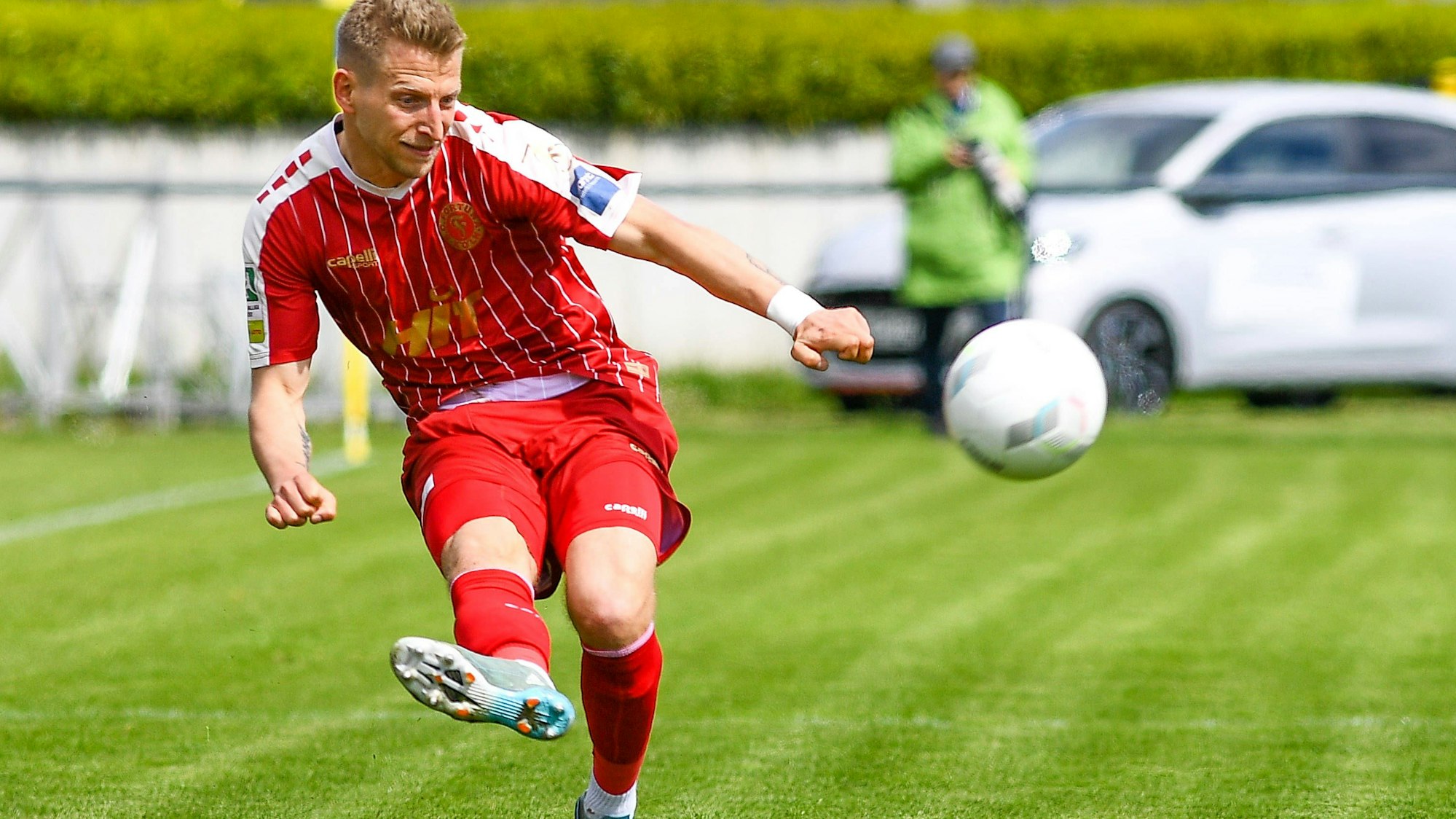 Dominik Ernst Fortuna Köln, 2 am Ball, Spielszene, Freisteller, Ganzkörper, Einzelbild, Aktion, Action, 20.04.2024, Düren Deutschland, Fussball, Regionalliga West, 1. FC Düren - SC Fortuna Köln *** Dominik Ernst Fortuna Köln, 2 on the ball, game scene, cropped, full body, single image, action, action, 20 04 2024, Düren Germany , Football, Regionalliga West, 1 FC Düren SC Fortuna Köln xmhx