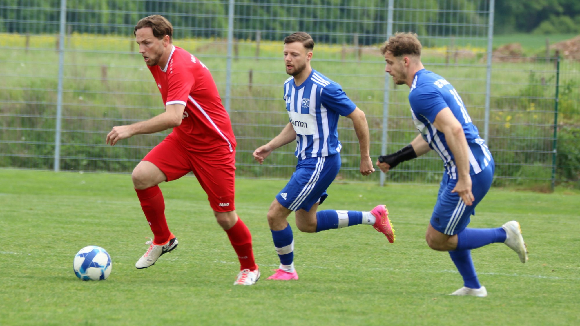 Das Bild zeigt das Laufduell der drei Spieler.