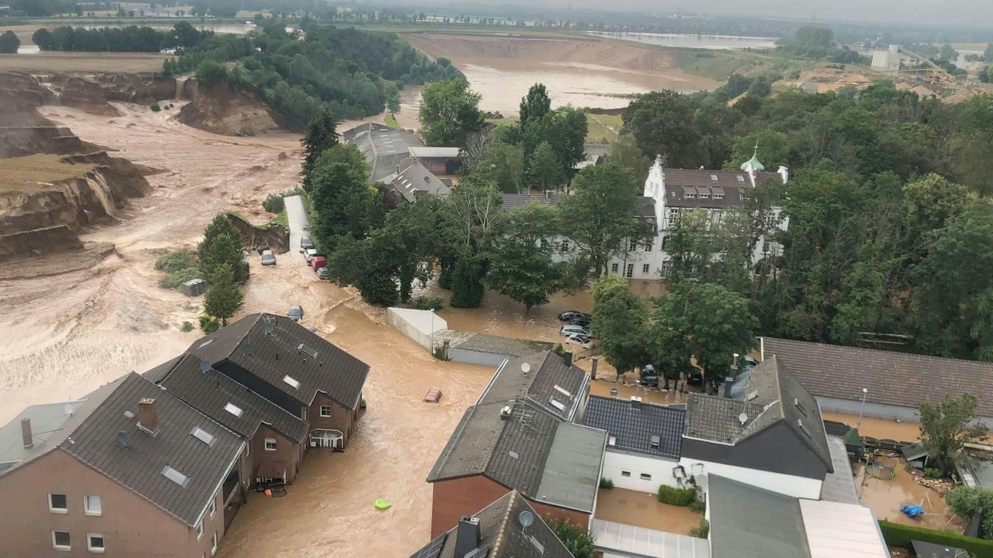 Zu sehen ist ein Luftbild der Flutkatastrophe in Erftstadt-Blessem.