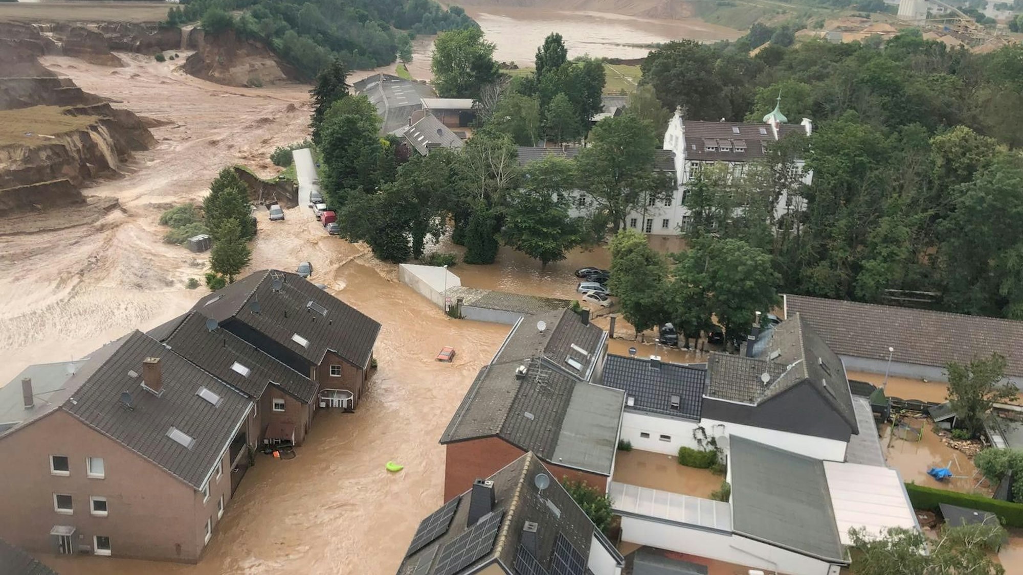 Luftbild der Flut-Katastrophe in Erftstadt-Blessem.