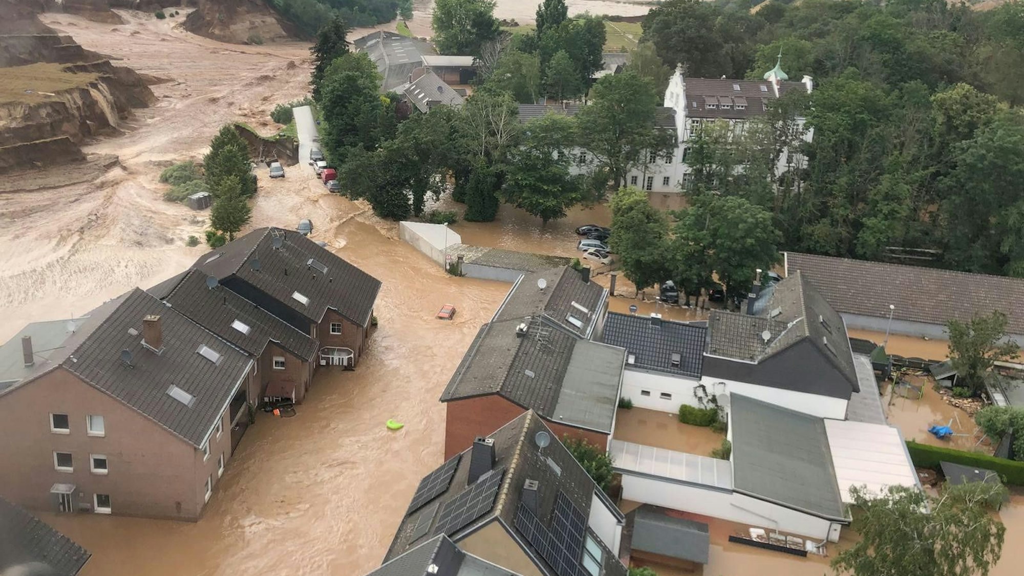 Luftbild, Luftfoto, Luftaufnahmen, Flut-Katastrophe Erftstadt, Stadtteil Blessem, Hochwasser, Erft, Erftstadt-Blessem, Flut, Hochwasser, Foto: rhein-Erft-Kreis
