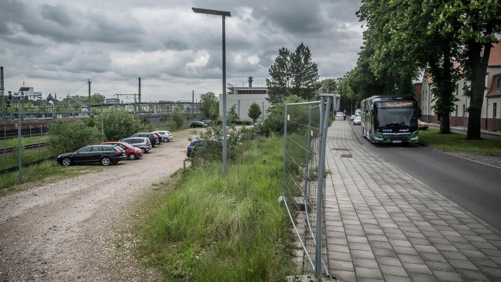 Das städtische Grundstück mit dem Parkplatz (links) wird an Cube Real Estate verkauft für ein Bürogebäude. Foto: Ralf Krieger