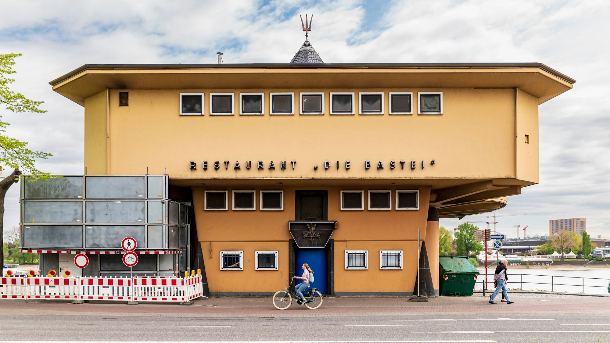 Außenansicht der Bastei am Rheinufer.