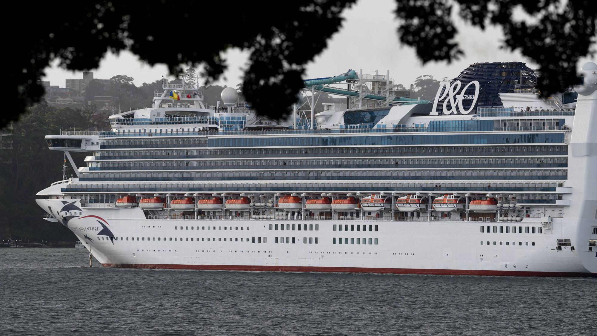 Die „Pacific Adventure“ am Montag (6. Mai) vor Sydney. Auf dem Schiff hat sich ein Unglück ereignet, ein Mann ging über Bord.
