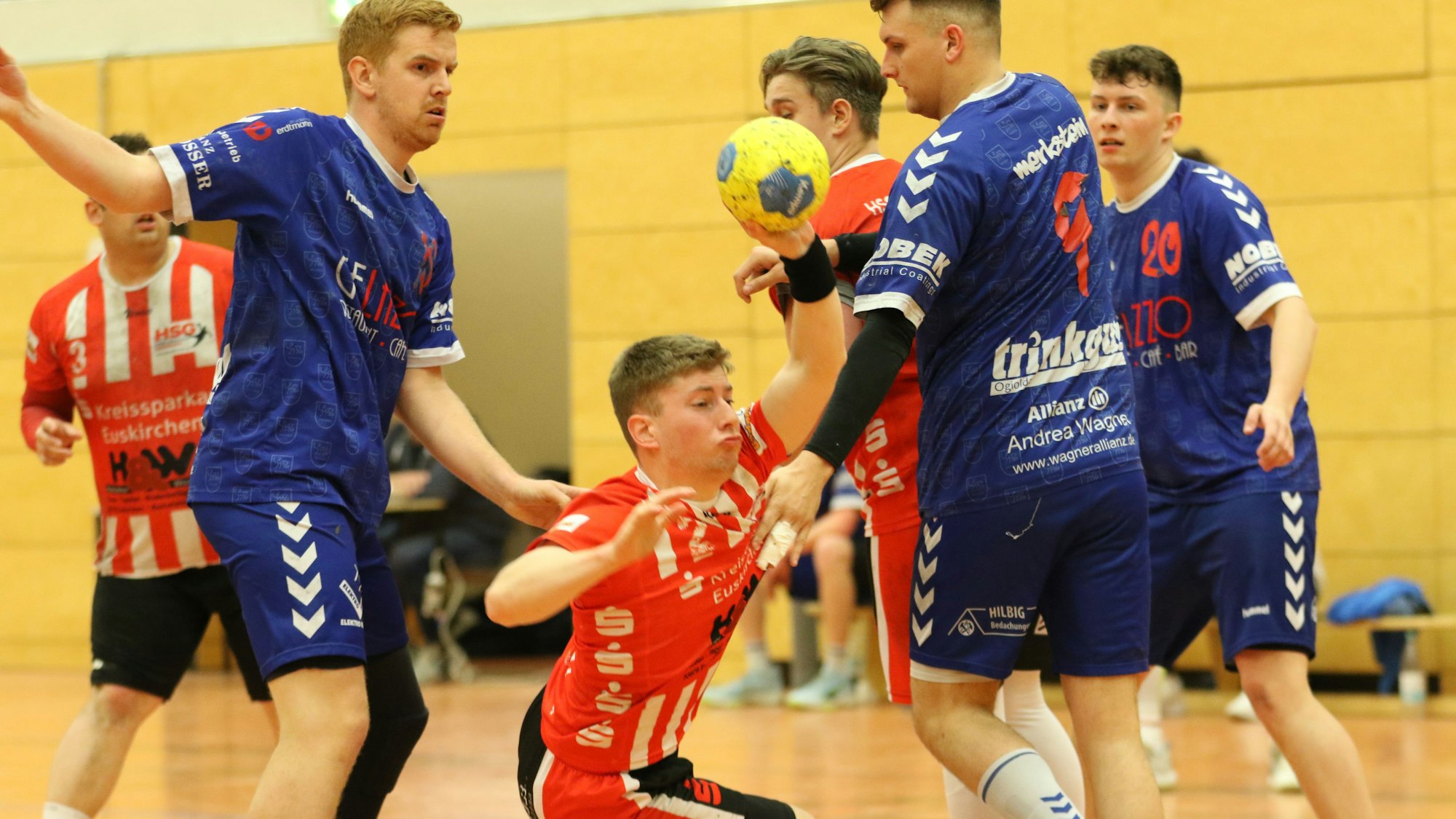 Das Bild zeigt Dennis Trimborn, der sich am Kreis gleich gegen zwei Gegner durchsetzt.