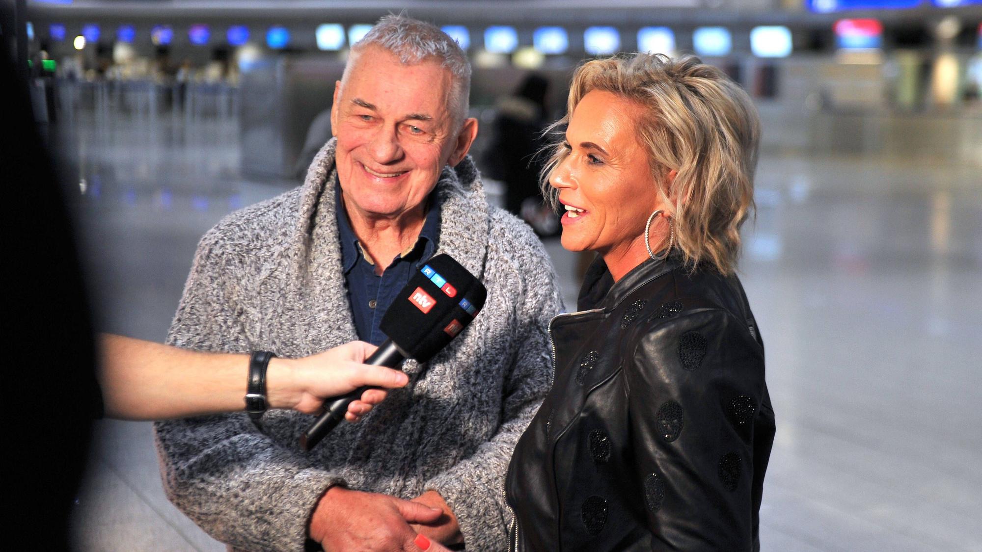 Heinz Hoenig mit seiner Frau Annika Kärsten-Hoenig vor dem Abschlug nach Australien.