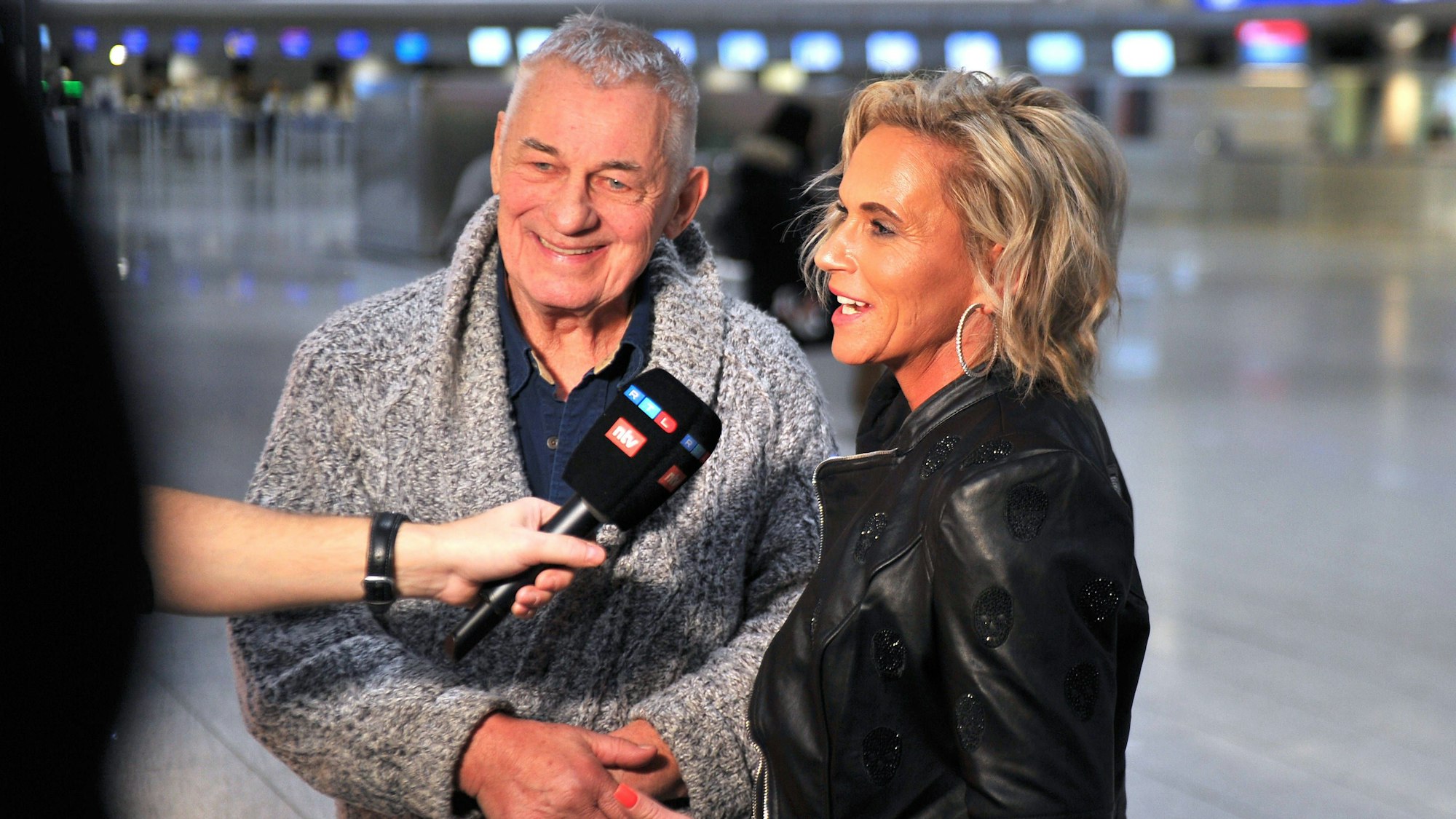 Heinz Hoenig mit seiner Frau Annika Kärsten-Hoenig am Frankfurter Flughafen.