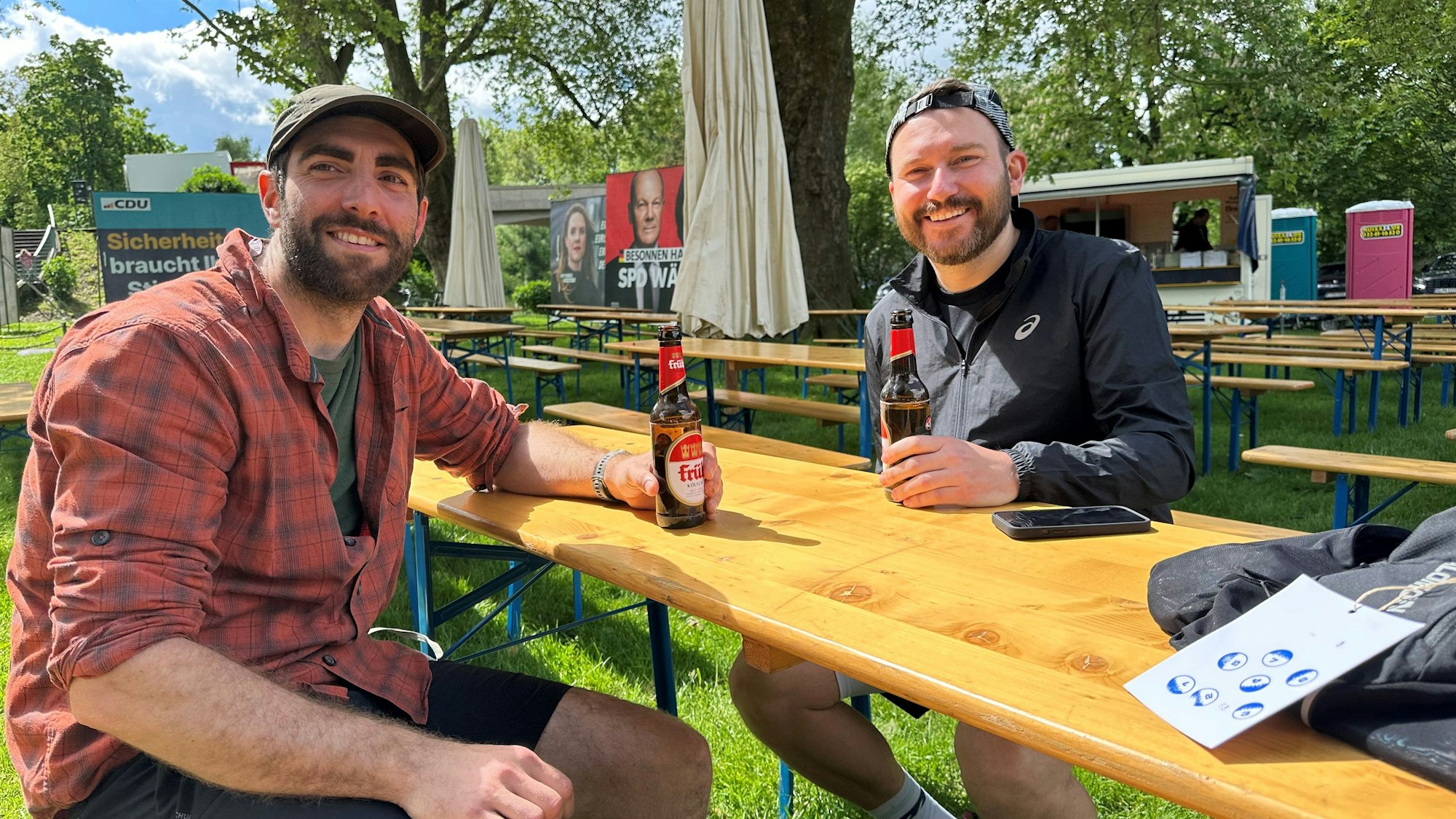 Ganz vorn dabei: Raphael Grins (links) und Henry Brehmert absolvierten die 26 Kilometer in zirka vier Stunden.