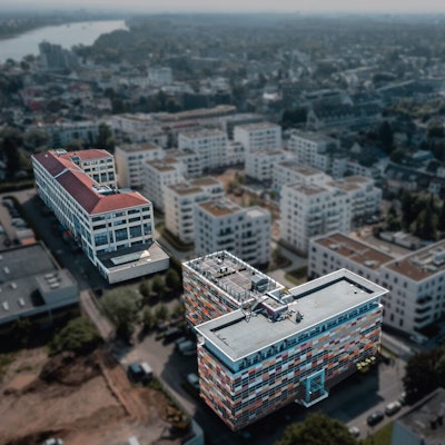 Das Foto zeigt eine Aufnahme der beiden Campus-Gebäude.