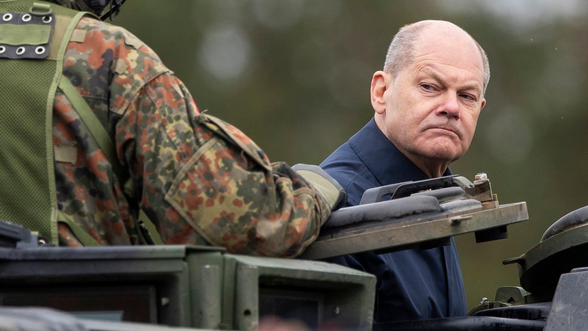 Bundeskanzler Olaf Scholz (SPD) fährt am Montag auf einem gepanzerten Militärfahrzeug während der litauisch-deutschen Militärübung „Grand Quadriga“ auf einem Truppenübungsplatz in Pabrade, nördlich der Hauptstadt Vilnius.