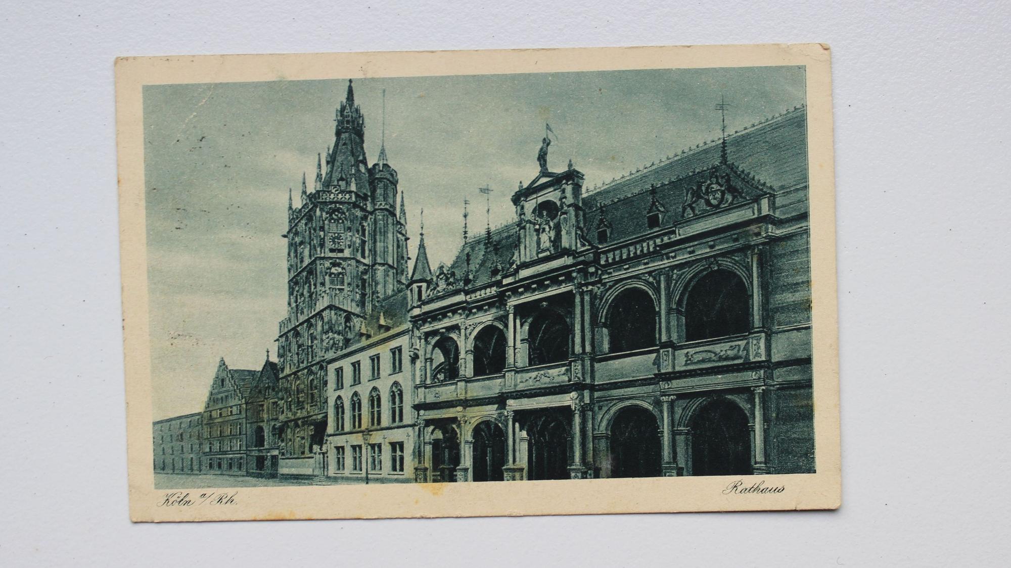 Eine alte Aufnahme zeigt das Kölner Rathaus etwa 100 Jahre nach franzsischer Besatzung.
