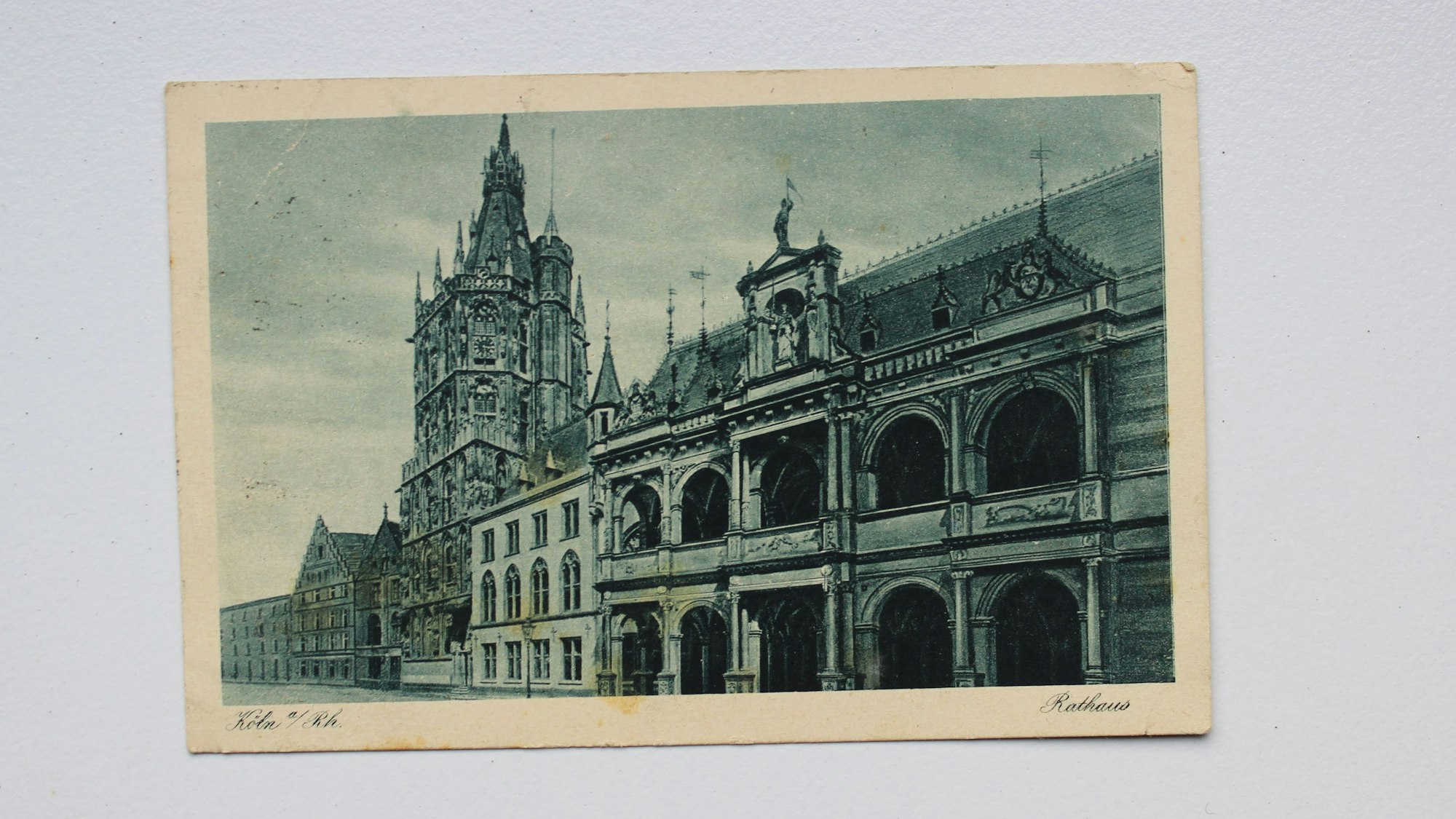 Eine alte Aufnahme zeigt das Kölner Rathaus etwa 100 Jahre nach franzsischer Besatzung.