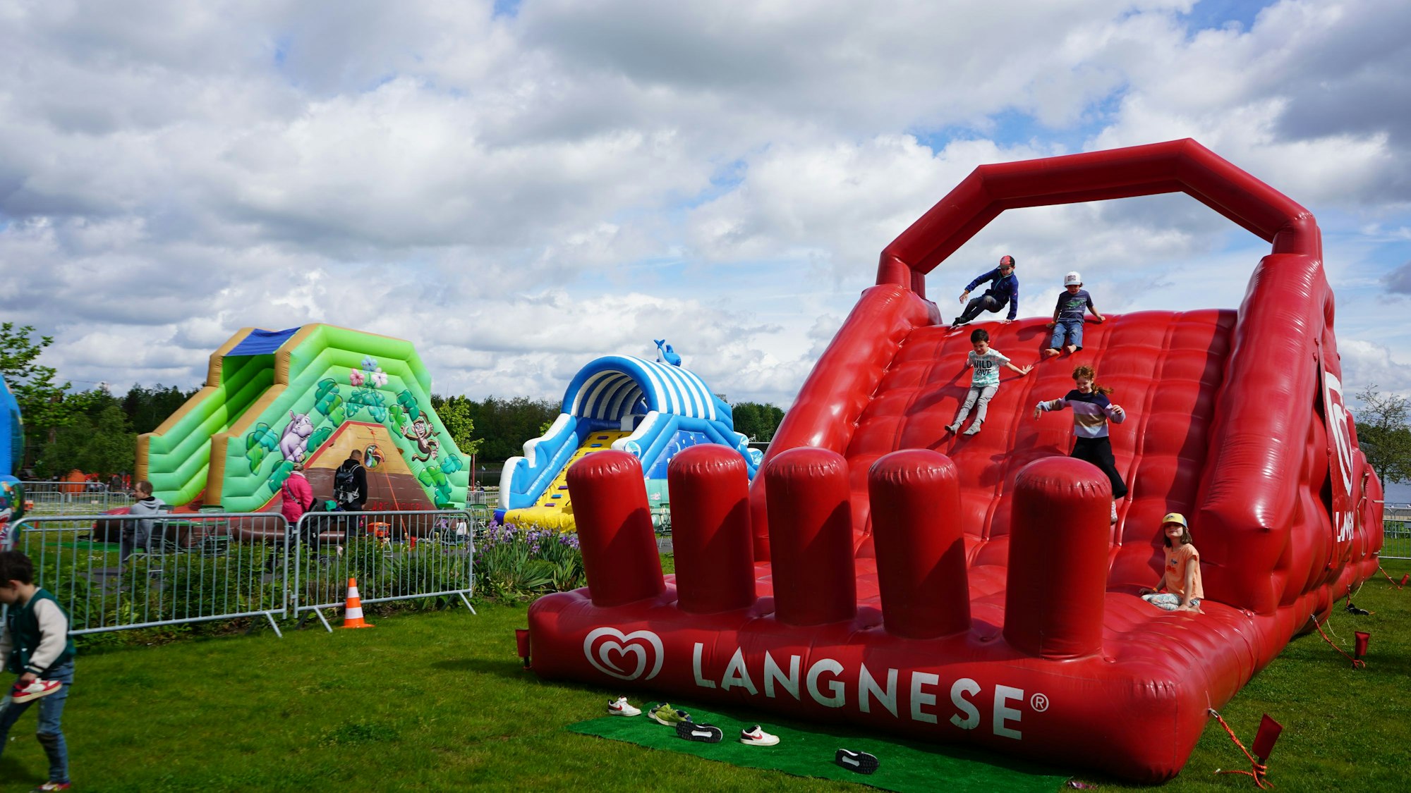 Das Hüpfburgenfestival am Seepark Zülpiuch ist bis zum 12. Mai von 10 bis 19 Uhr geöffnet. Über 20 Hüpfburgen laden zum Austoben für jedes Alter ein.