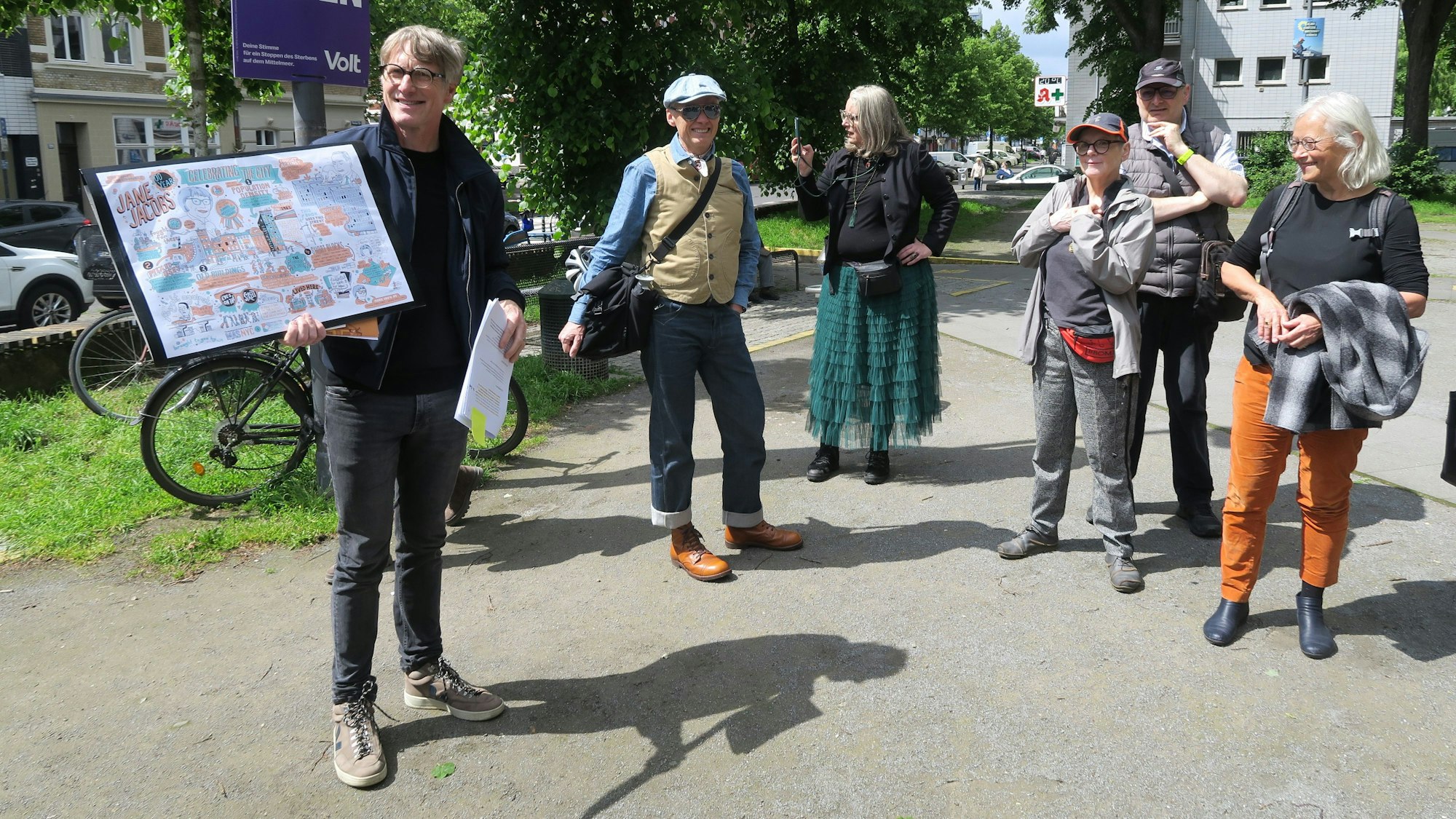 Teilnehmer des speziellen Spaziergangs durch Ehrenfeld.