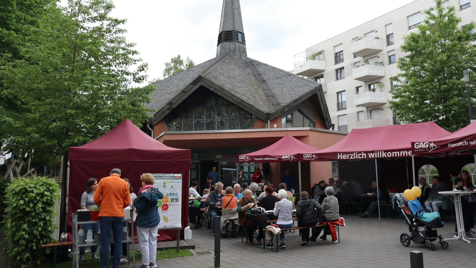 Die Bewohner des Kapellchen-Quartiers feierten mit ihren Nachbarn. Foto: Uwe Schäfer
