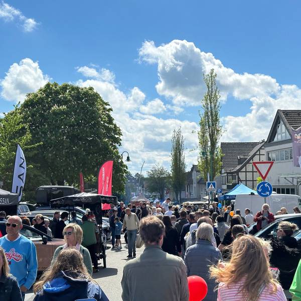 Voll mit Menschen ist die Hauptstraße beim Frühlingsfest in Neunkirchen-Seelscheid.