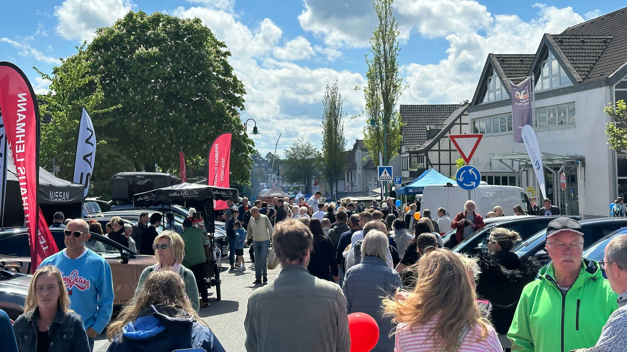 Voll mit Menschen ist die Hauptstraße beim Frühlingsfest in Neunkirchen-Seelscheid.