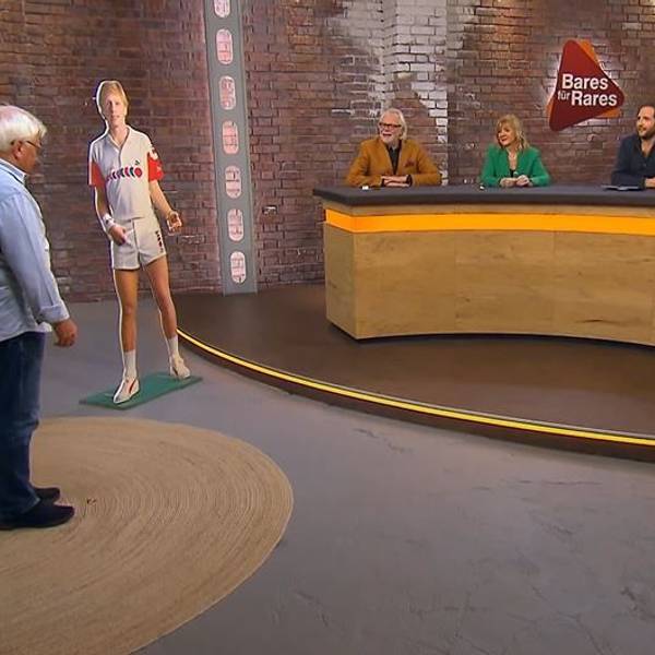 Horst Synowczick aus Leverkusen mit seinem Boris Becker vor der Händlerrunde von Bares für Rares.