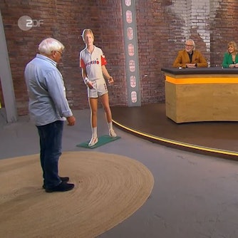 Horst Synowczick aus Leverkusen mit seinem Boris Becker vor der Händlerrunde von Bares für Rares.