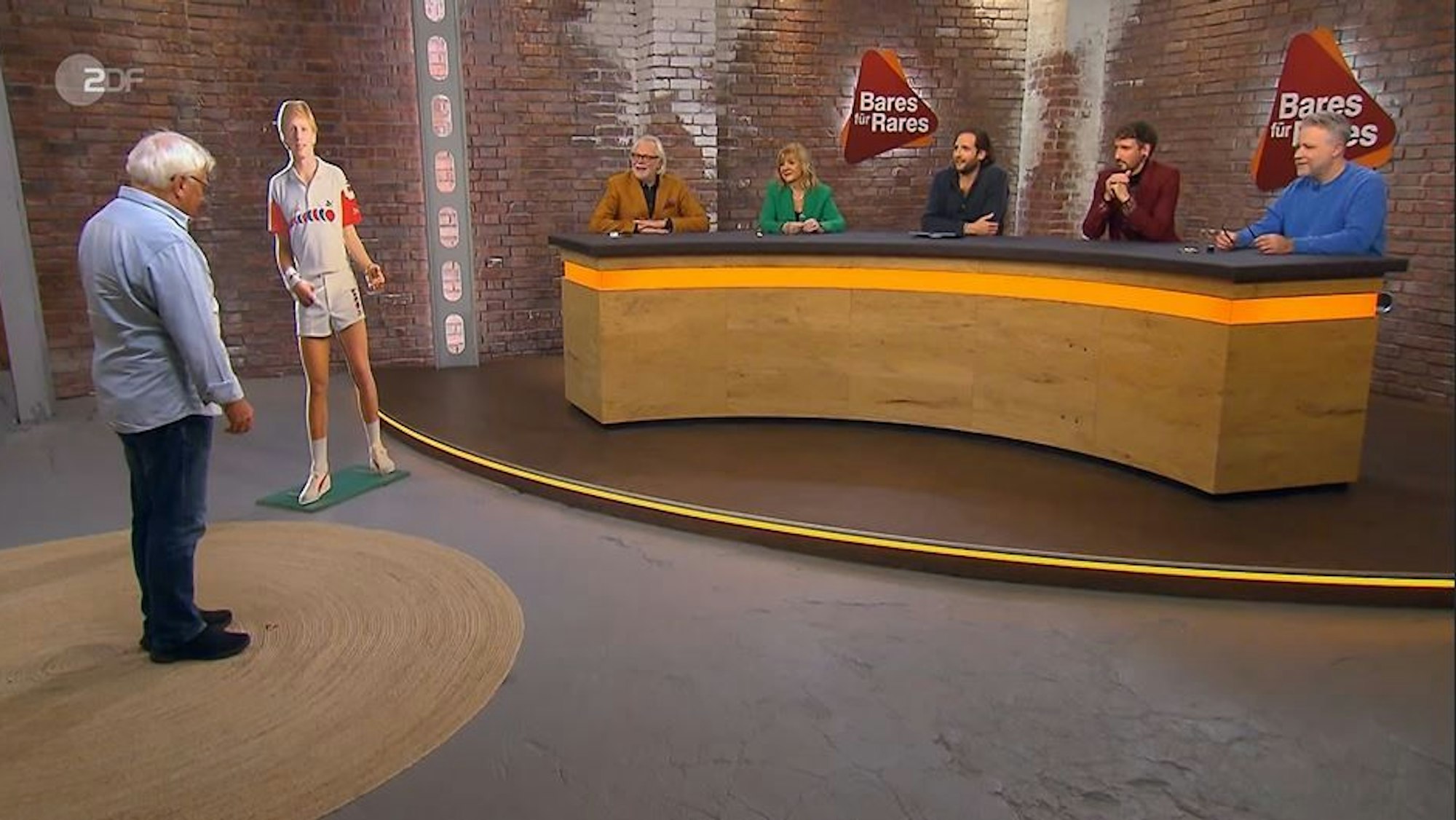 Horst Synowczick aus Leverkusen mit seinem Boris Becker vor der Händlerrunde von Bares für Rares.