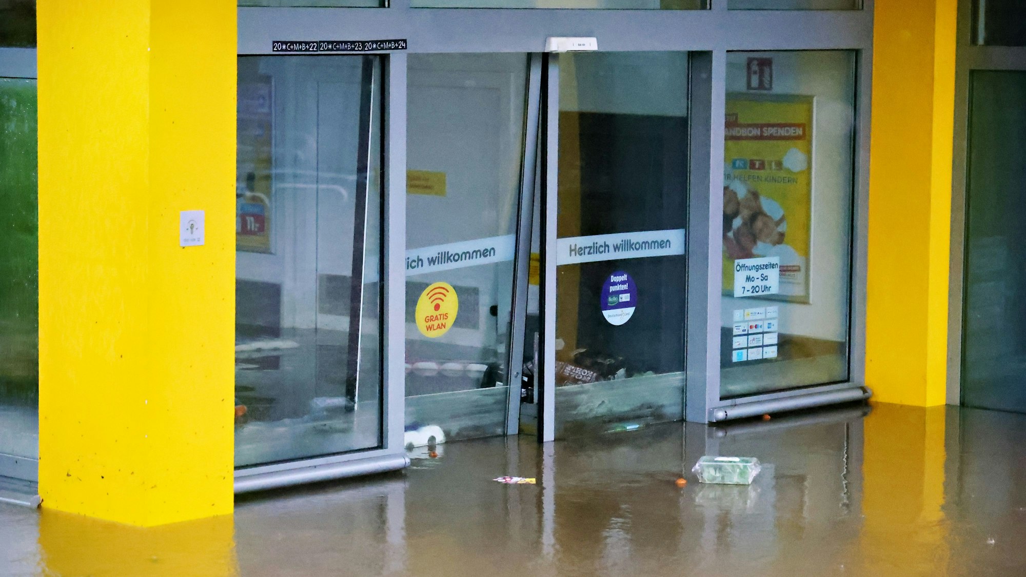 Wassermassen haben die Eingangstür zum Netto-Markt in Dahlem eingedrückt.
